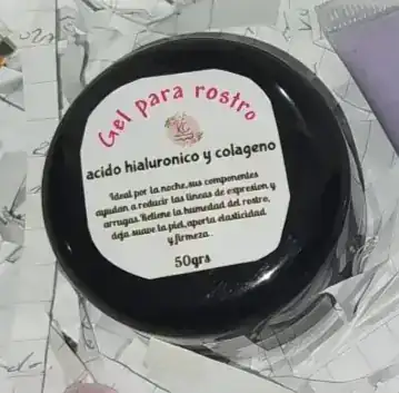 Gel tipo crema para rostro noche con ácido hialurónico y colágeno.