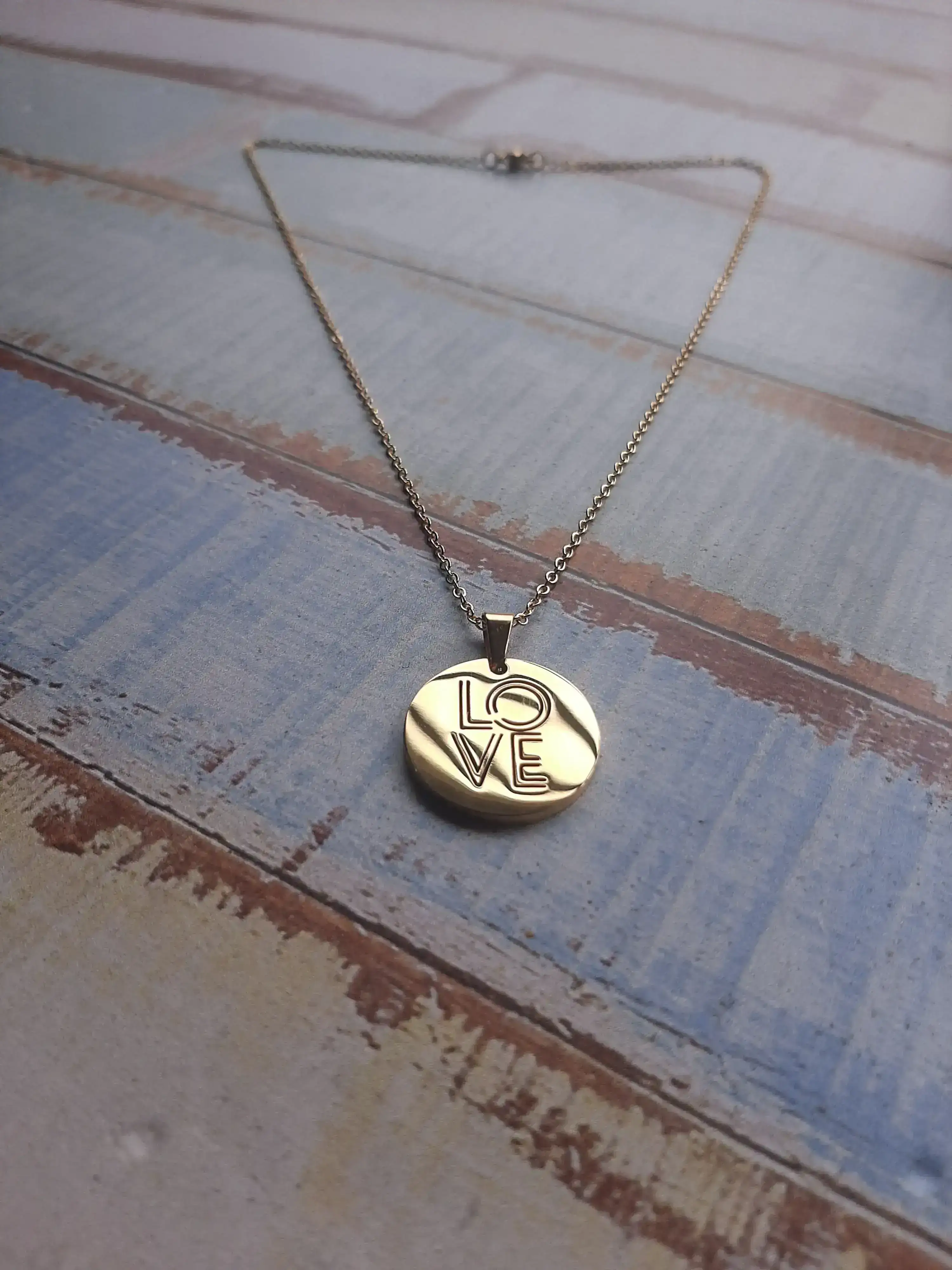 Cadena de acero dorado
