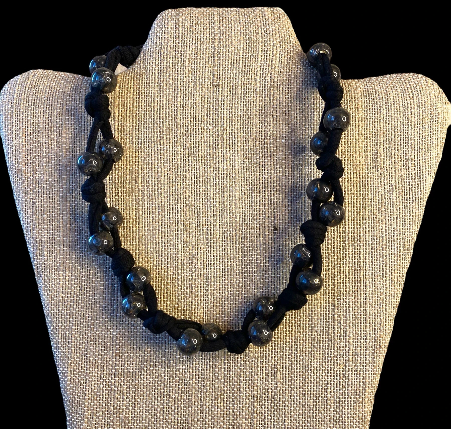 Collar de trapillo con accesorios