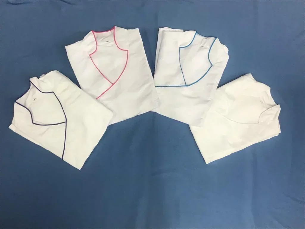 Uniforme Dama Antifluido Cuello Cruzado Blanco  3