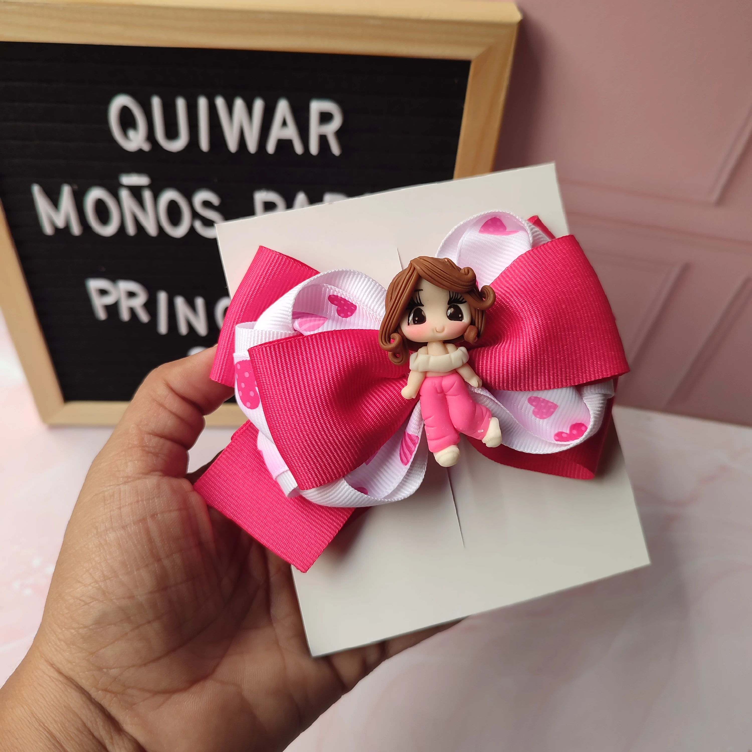 Lazo Daniela blnco con fucsia cinta corazones aplique muñeca