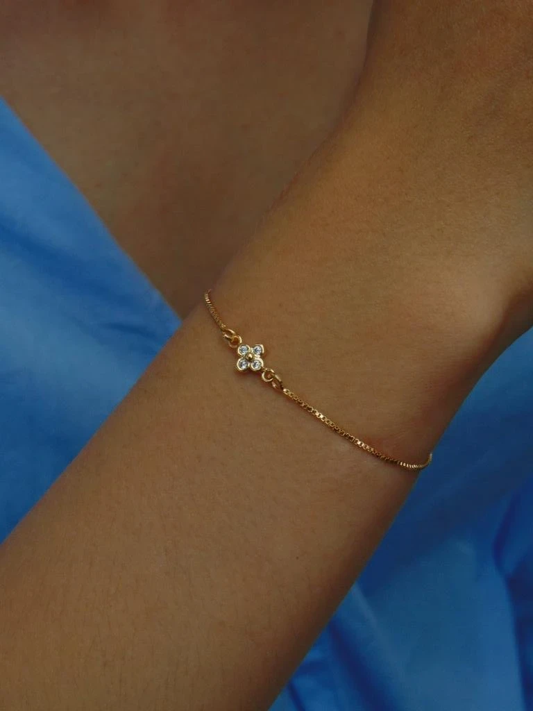 PULSERA ORO LAMINADO 18K DELGADA DIJE MINI FLOR TREBOL AJUSTABLE