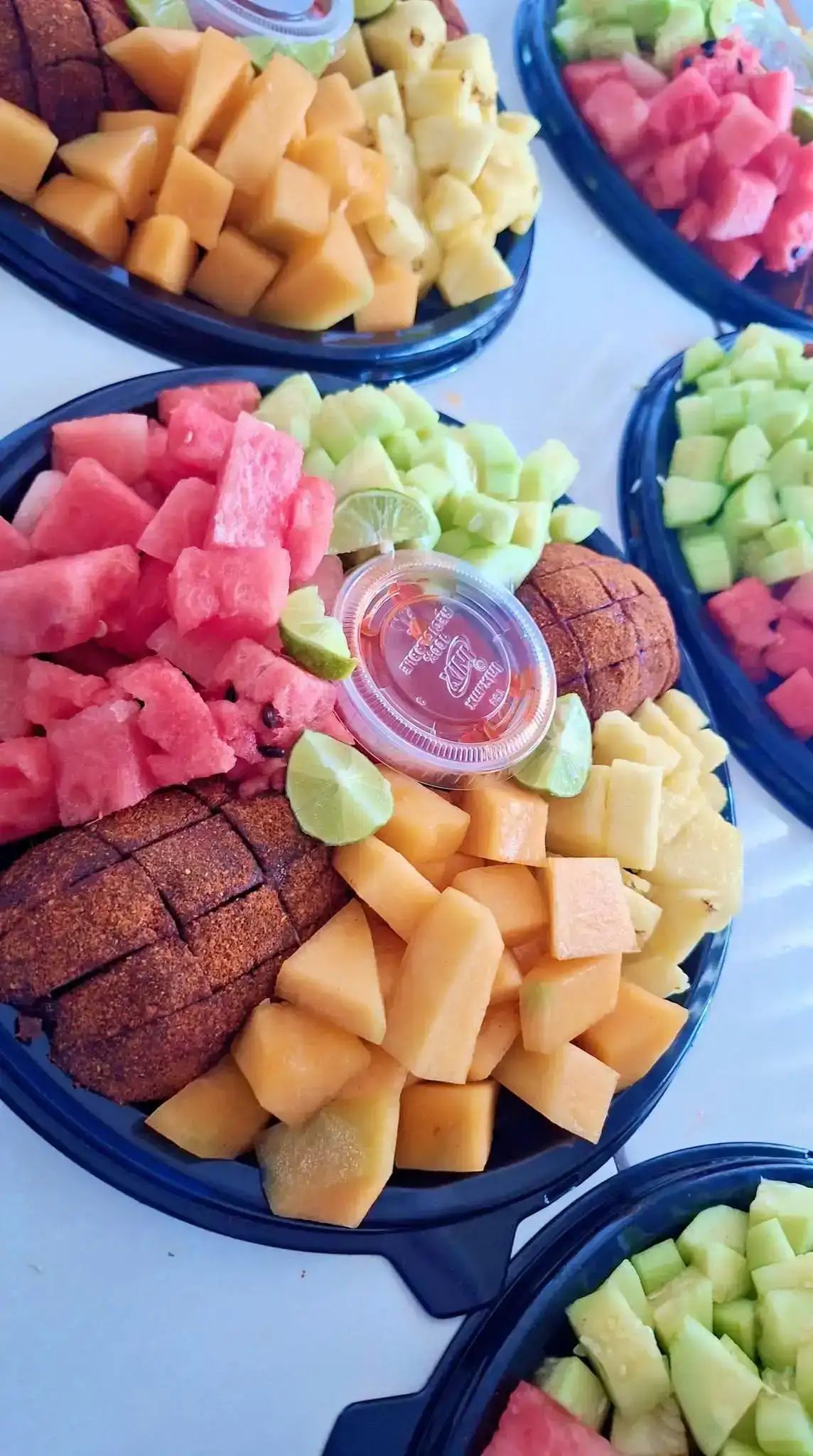 Charola fruta variada y manzana cubierta 