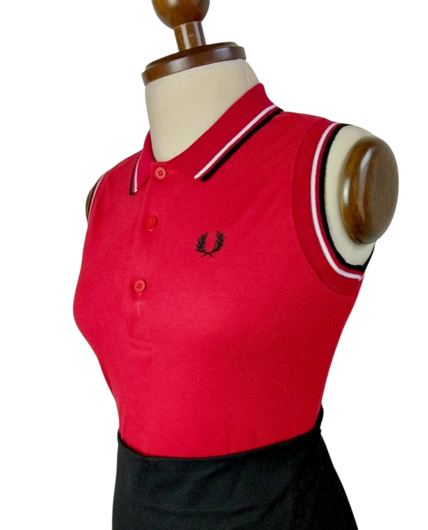 Camisa polo roja con linea azul y blanca 