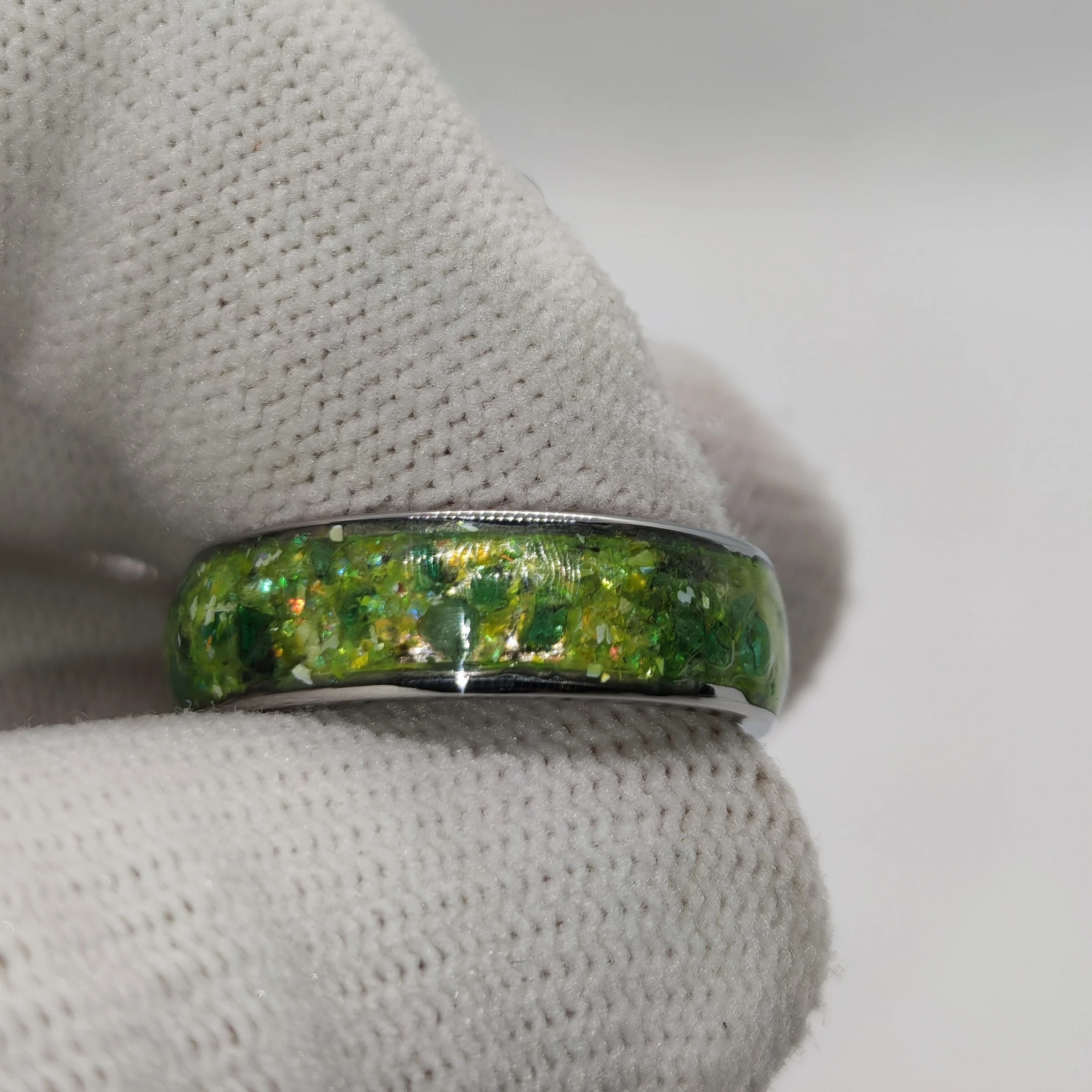 Anillo talla 6 con Esmeraldas y Destellos de Mica Verde Boreal