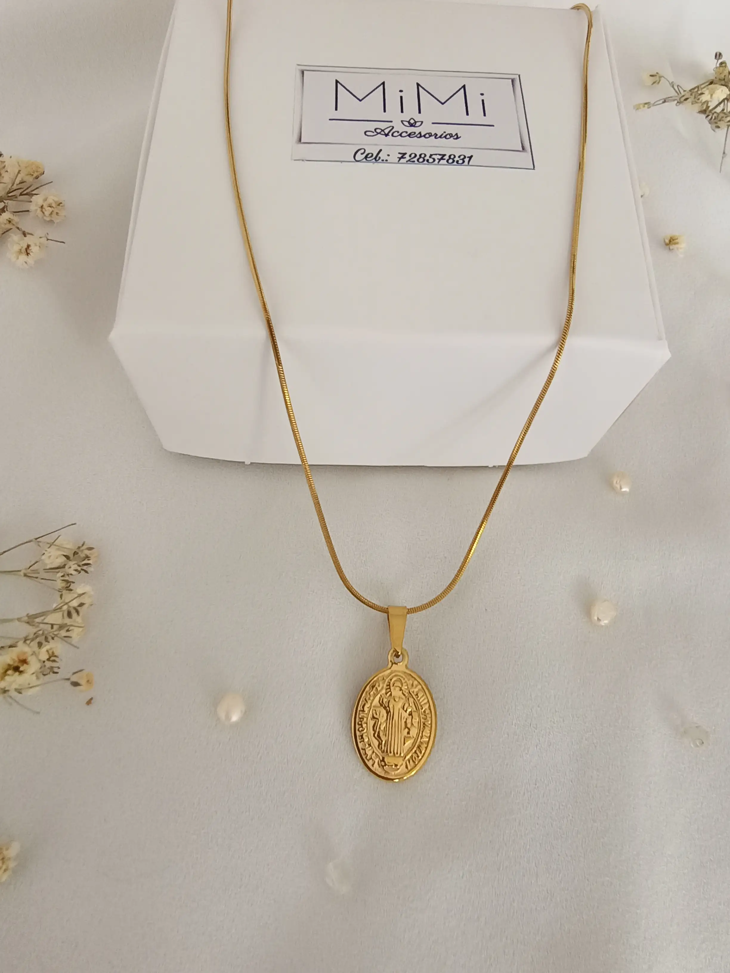 Cadena con dije de san Benito en acero inoxidable 