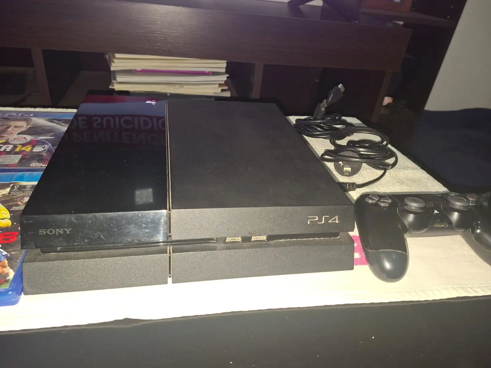 Play 4 de 500 gb  Solo juegos físicos y 1 Joystick como viene de fabrica.