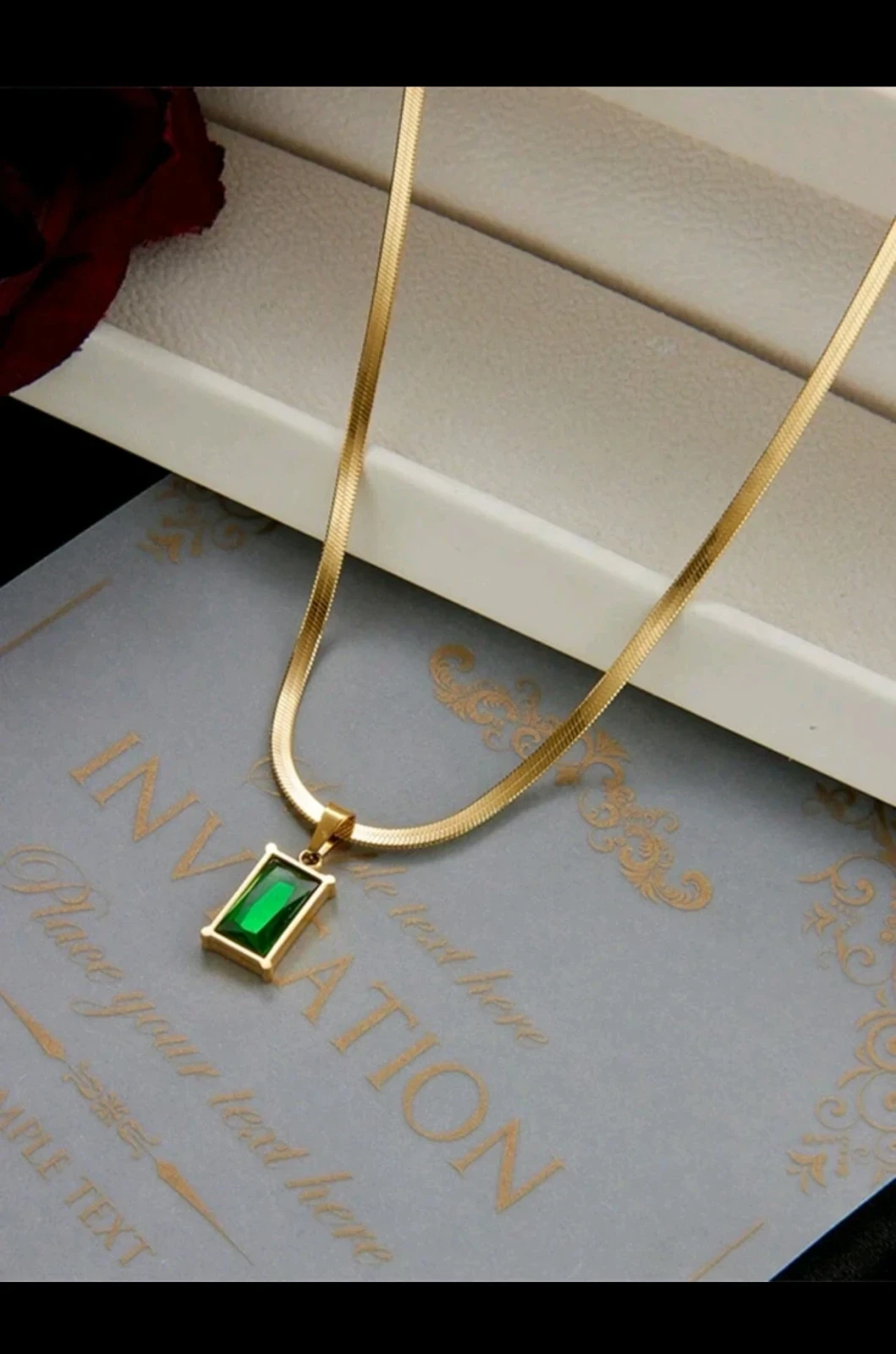 Set de Joyería Esmeralda Vintage - Cadena Plana y Zarcillos en Acero Inoxidable con Baño de Oro 18K 2