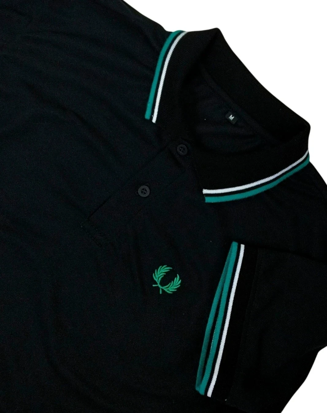 Camisa polo negra con verde y blanco 