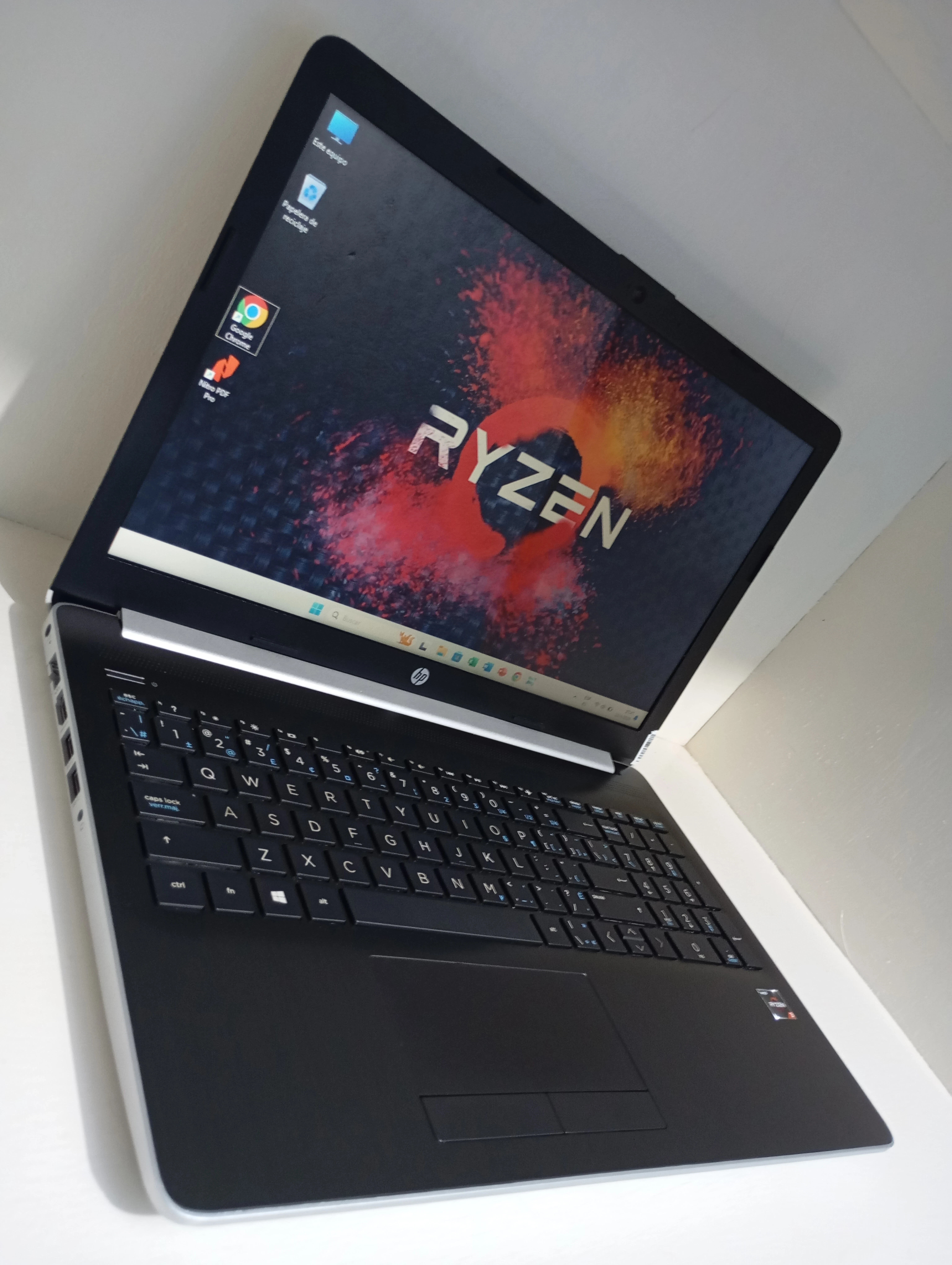 Hp Ryzen 3 Gris / Negro 8/120 Sin Detalles 