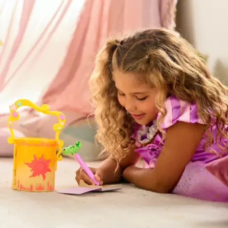 Linterna iluminada y set de papelería de Enredados