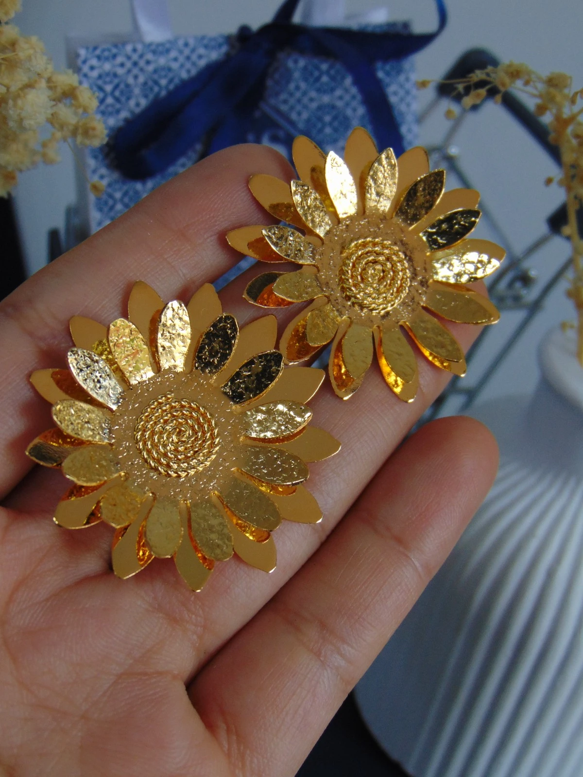 ARETES BAÑO DE ORO 24K MARGARITA TALLADA