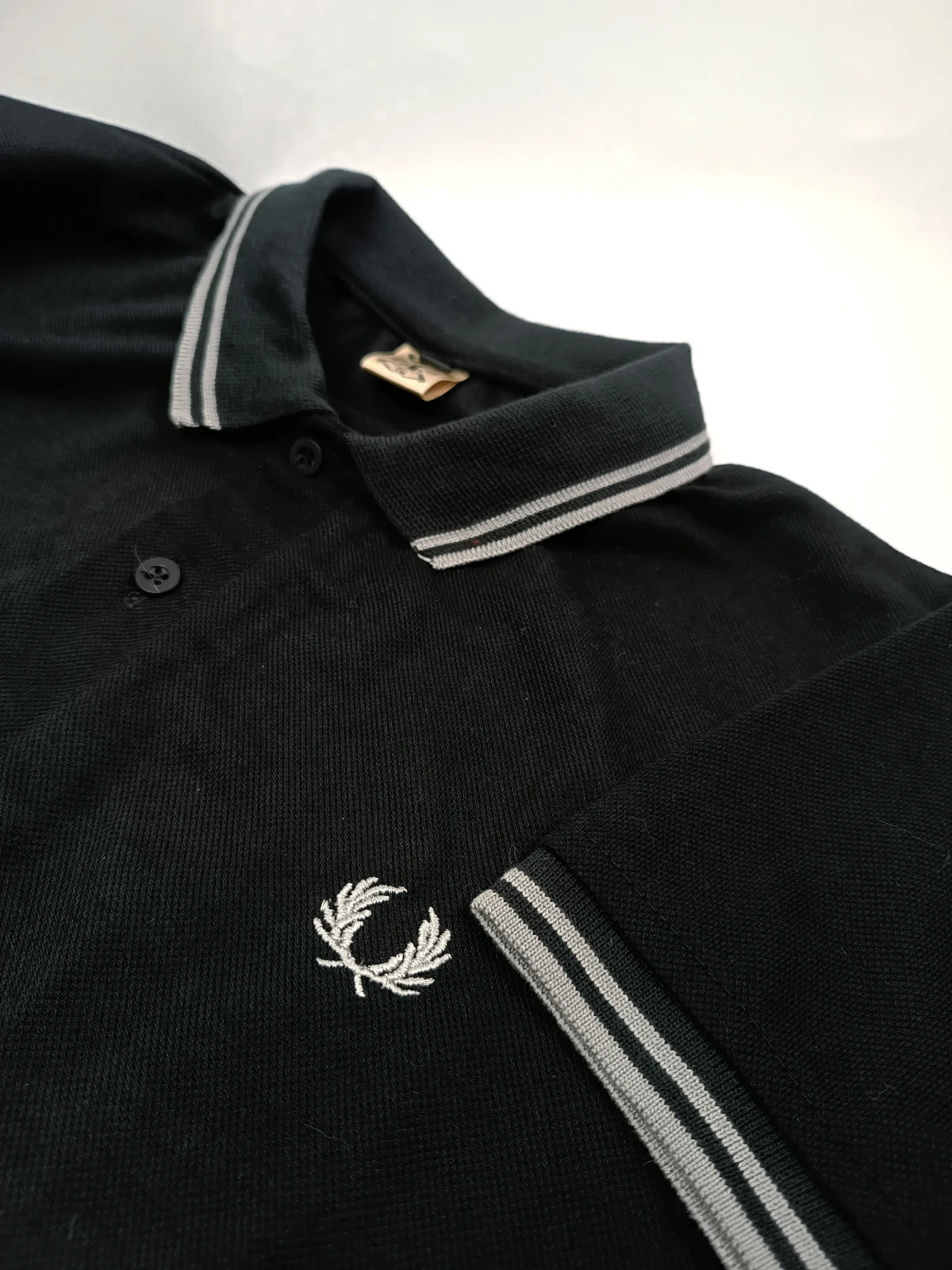 Camisa polo negra con lineas grises 2