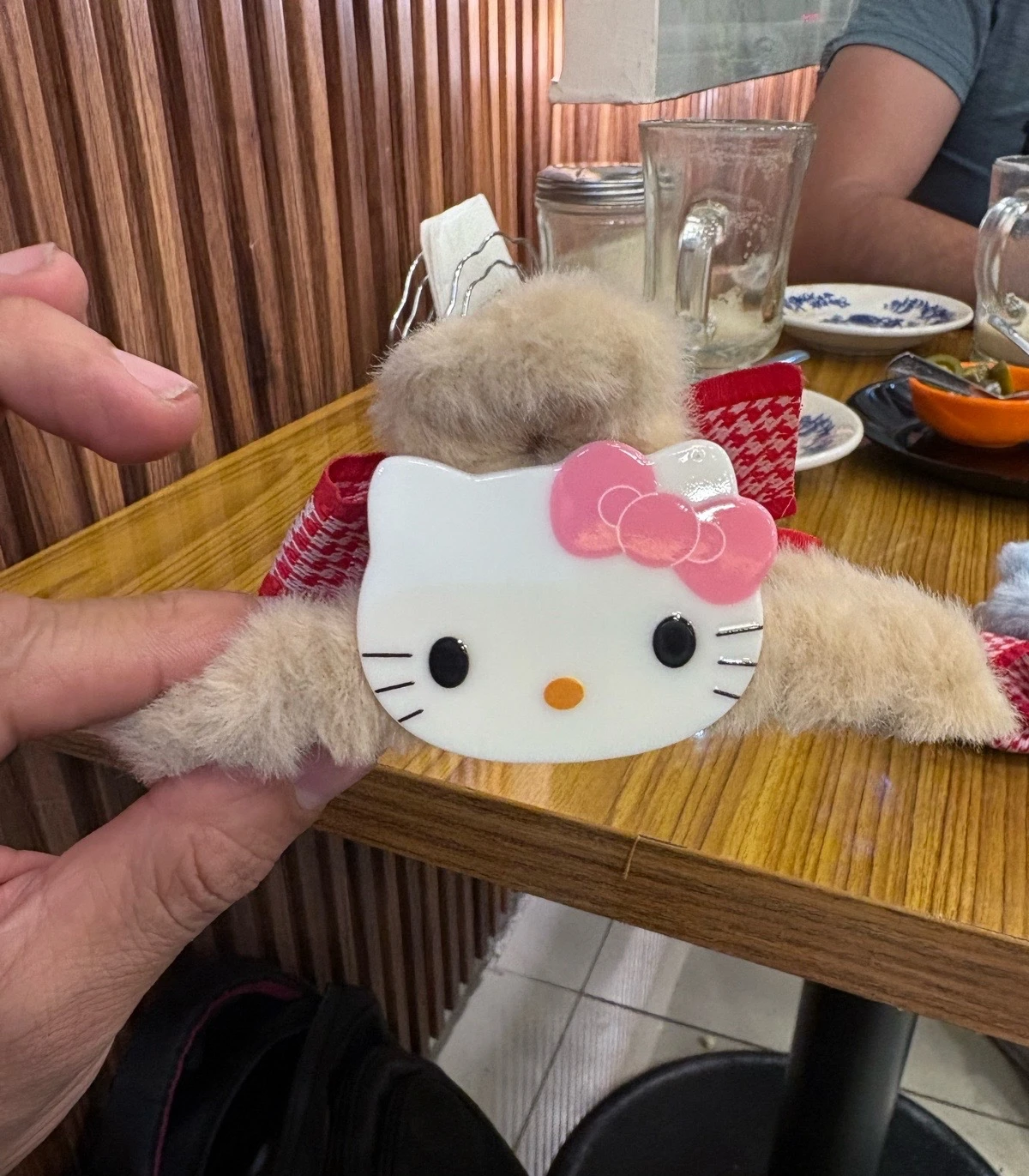 DOCENA DE PINZA DE PELICHE HELLO KITTTY 6