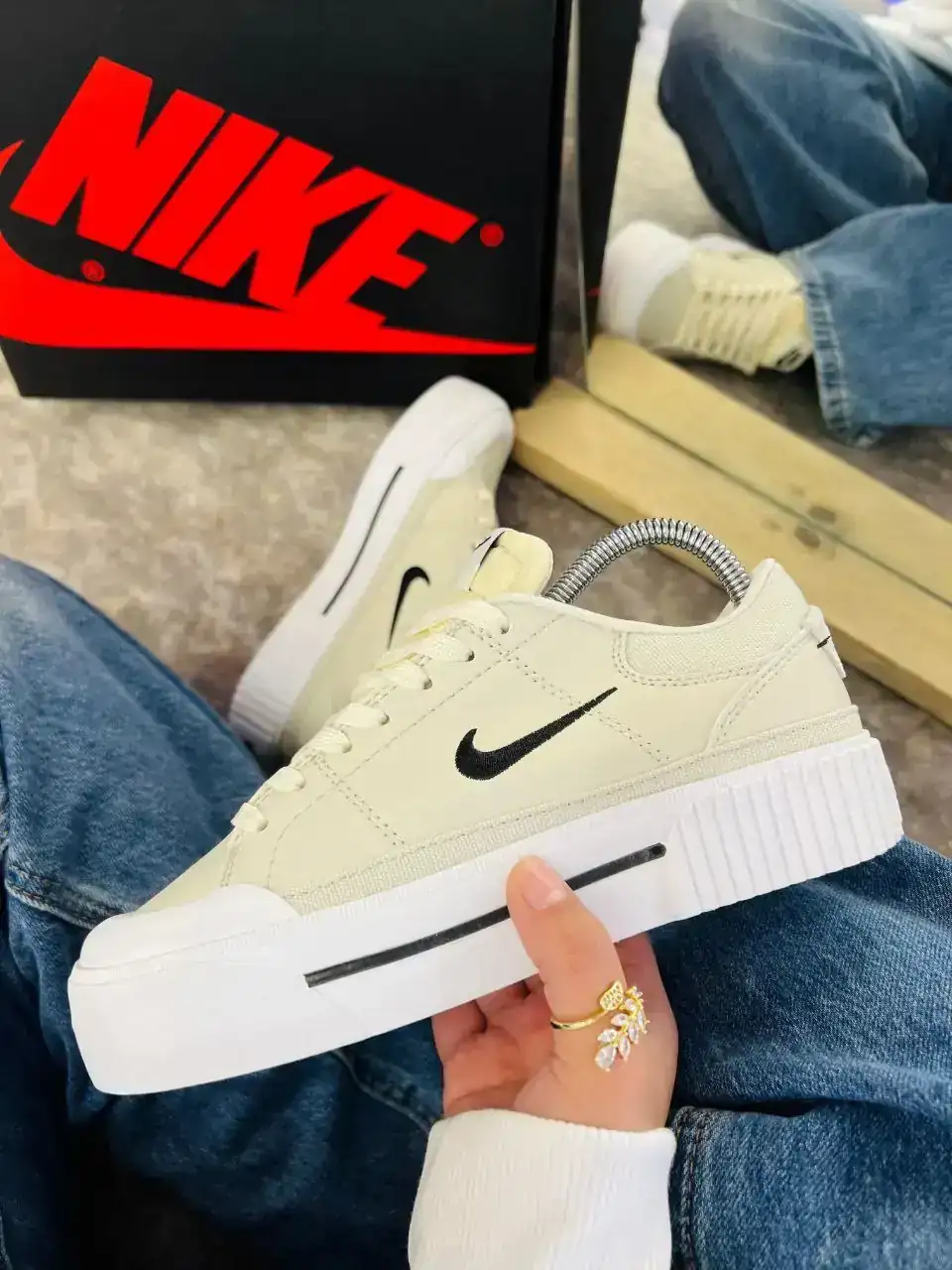NIKE LEGACY R2  4