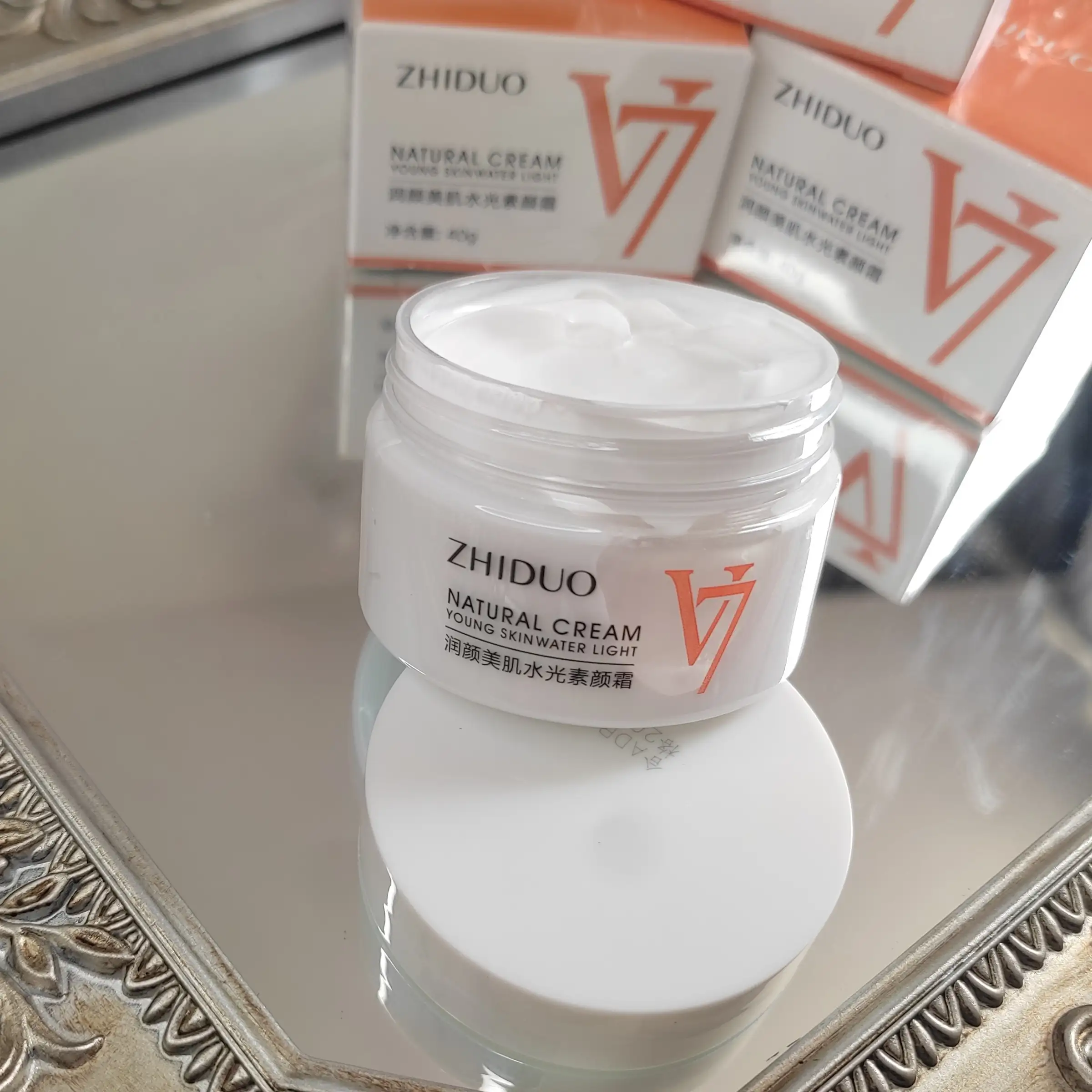 CREMA HIDRATANTE NATURAL V7 REJUVENECEDORA 40G. 2