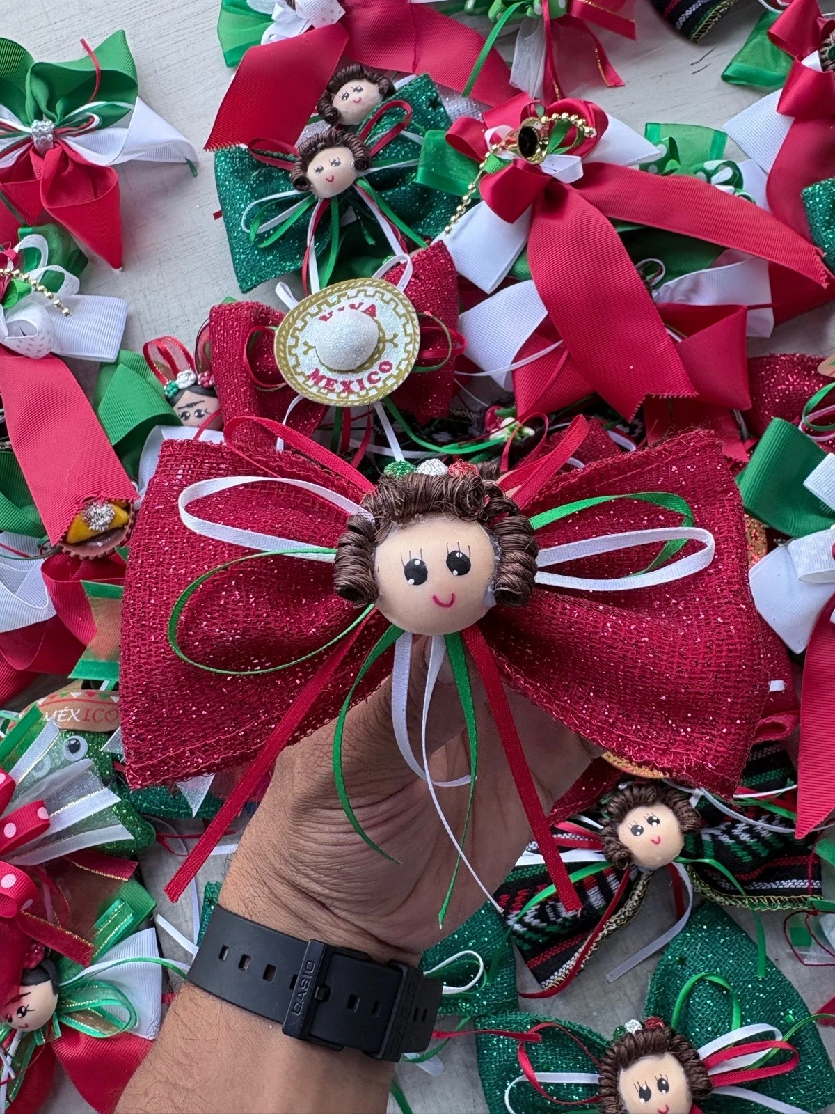 Moño Patrio Mexicano Artesanal con Sombrerito y Cascabeles – Accesorio para Fiestas Patrias 7