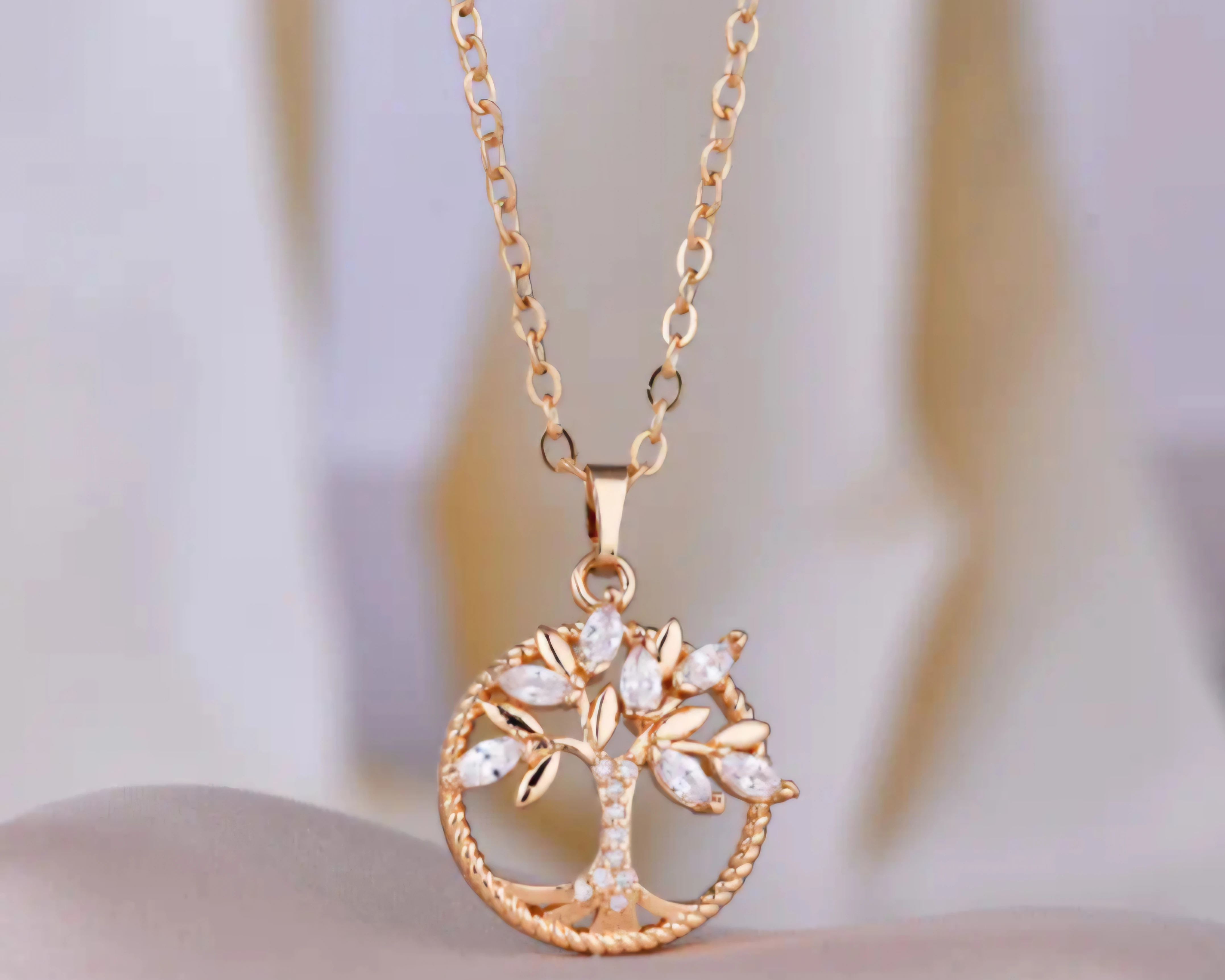 Dije con cadena 
