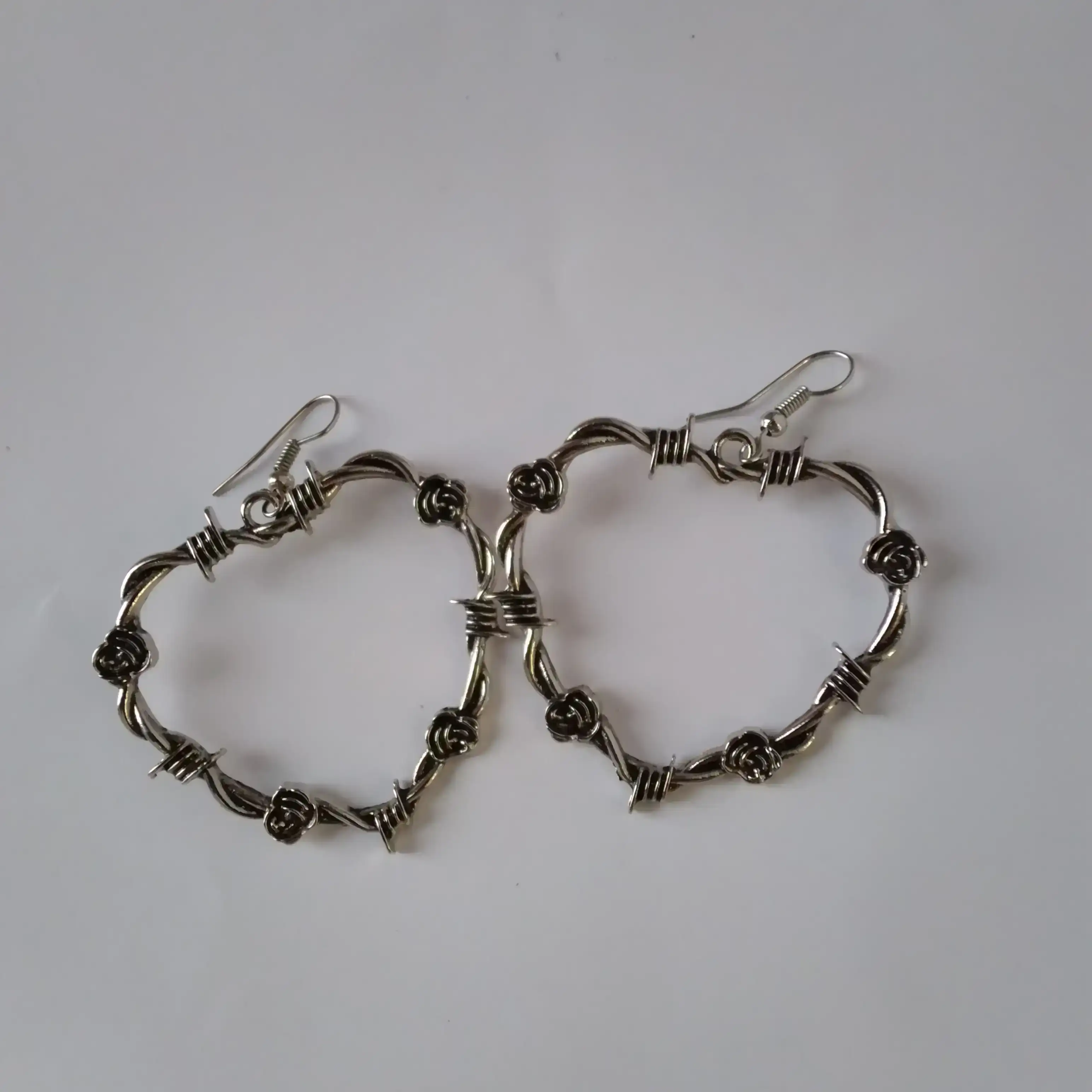 Aretes corazón, rosas y espinas