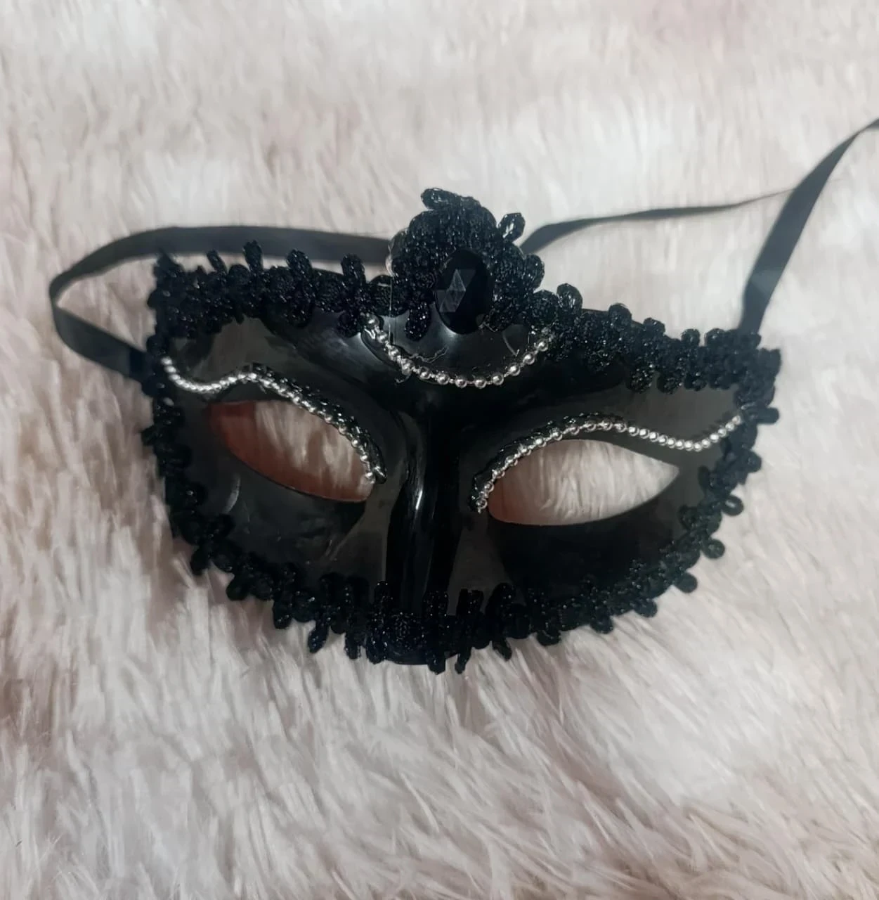 Antifaz veneciano negro con detalle de piedra