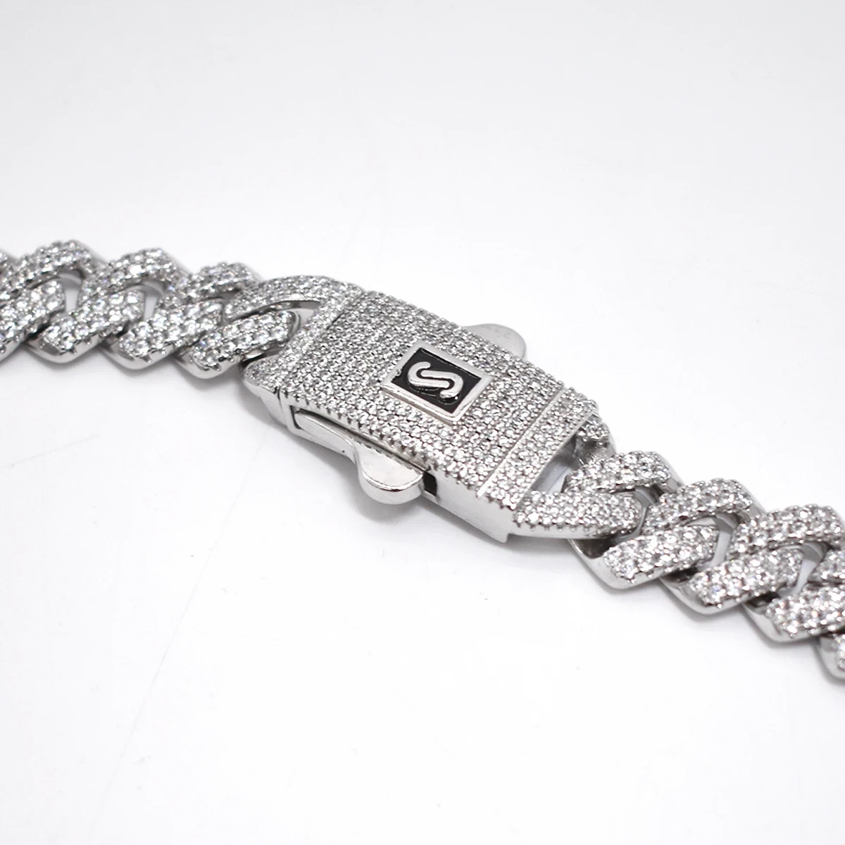 CADENA EN ACERO CON DIAMANTES  2