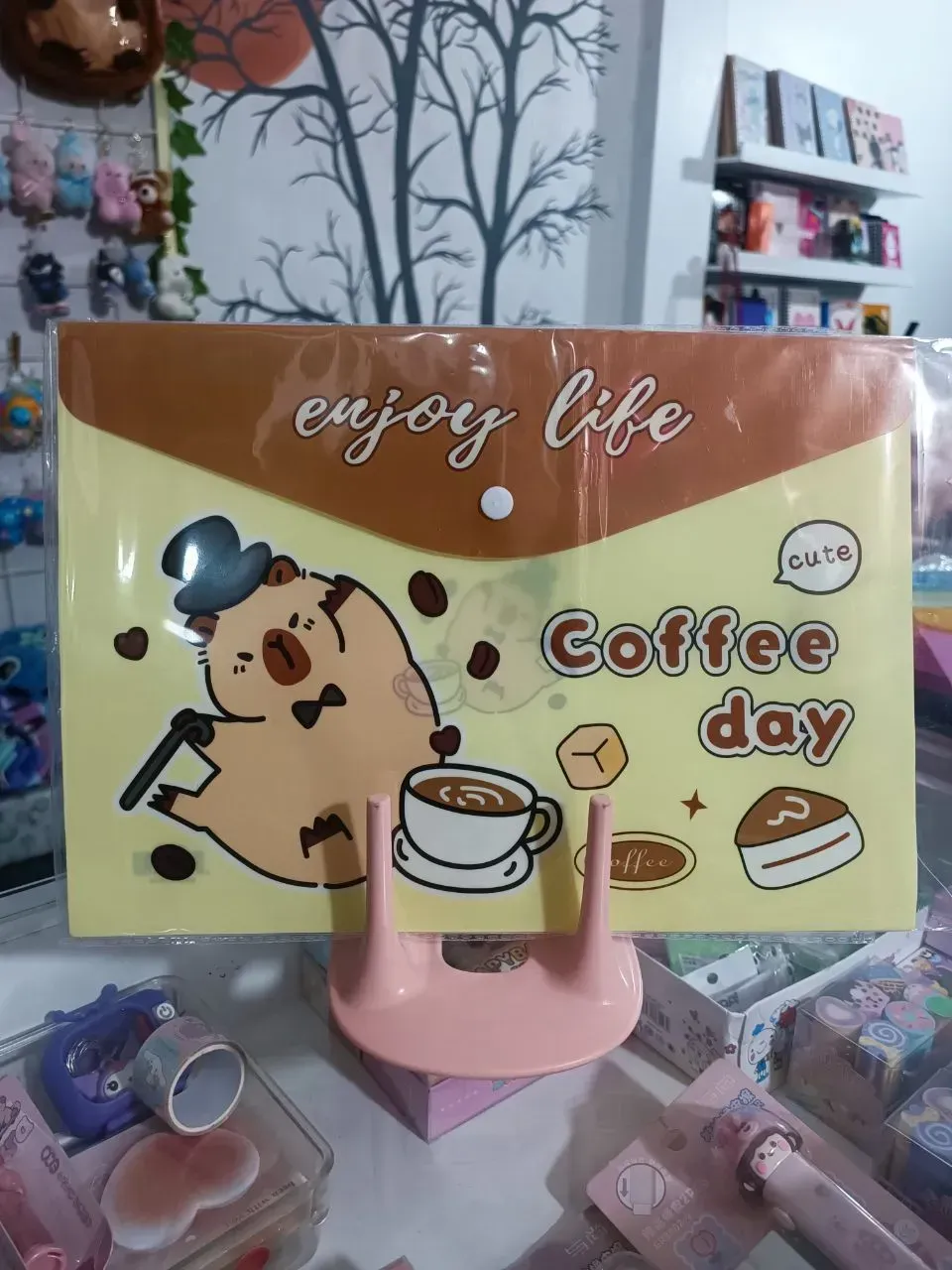 Carpeta tipo sobre. CAPIBARA. Más regalo