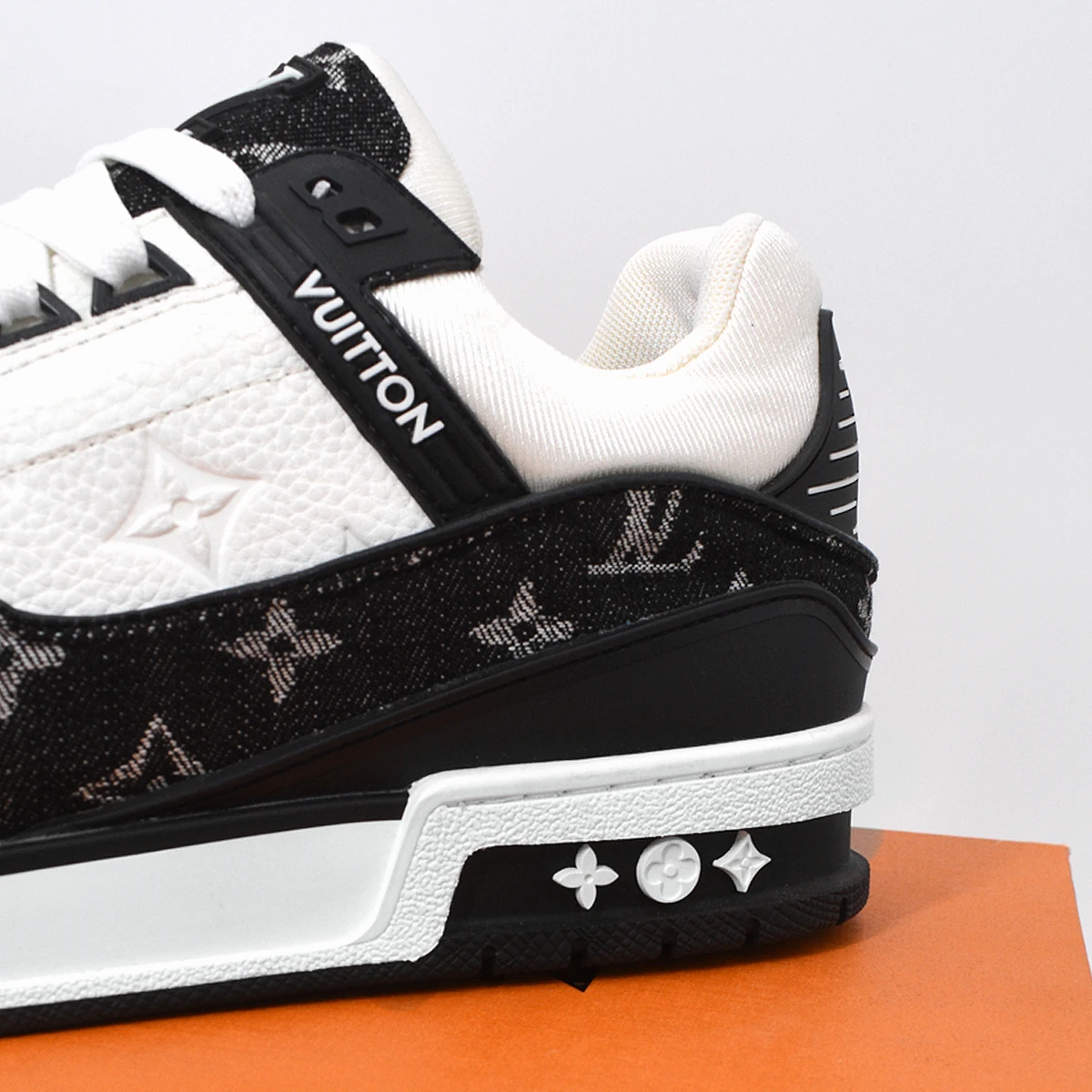 LV Trainer blanco y negro 6