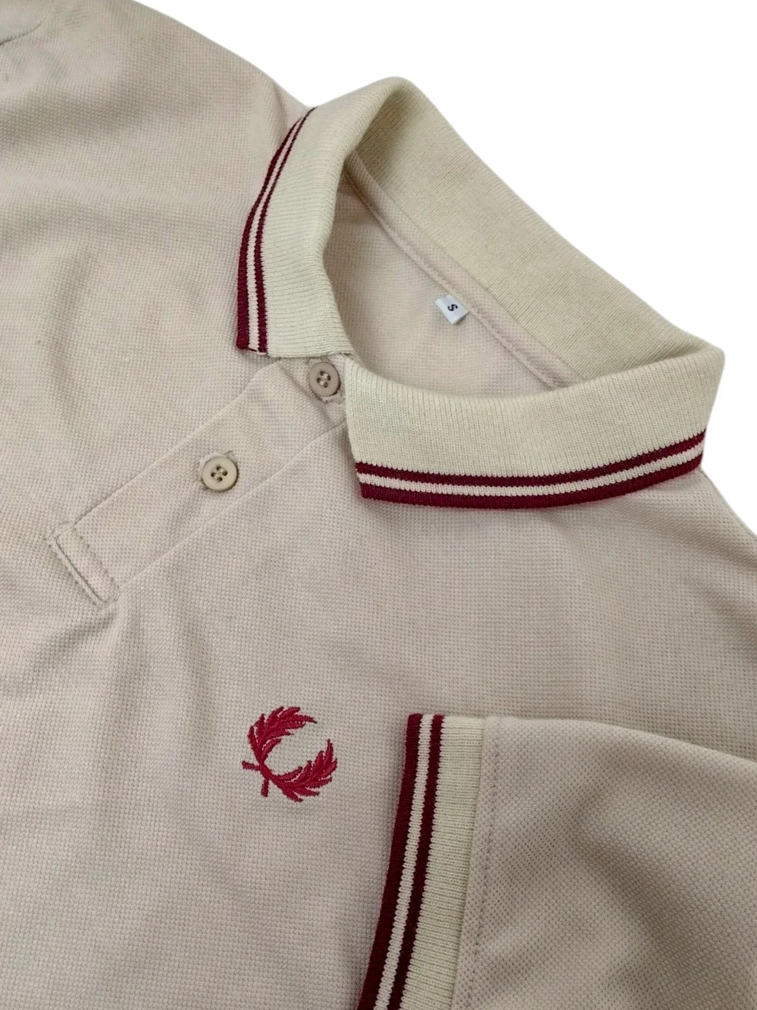 Camisa polo beige con vinotinto 