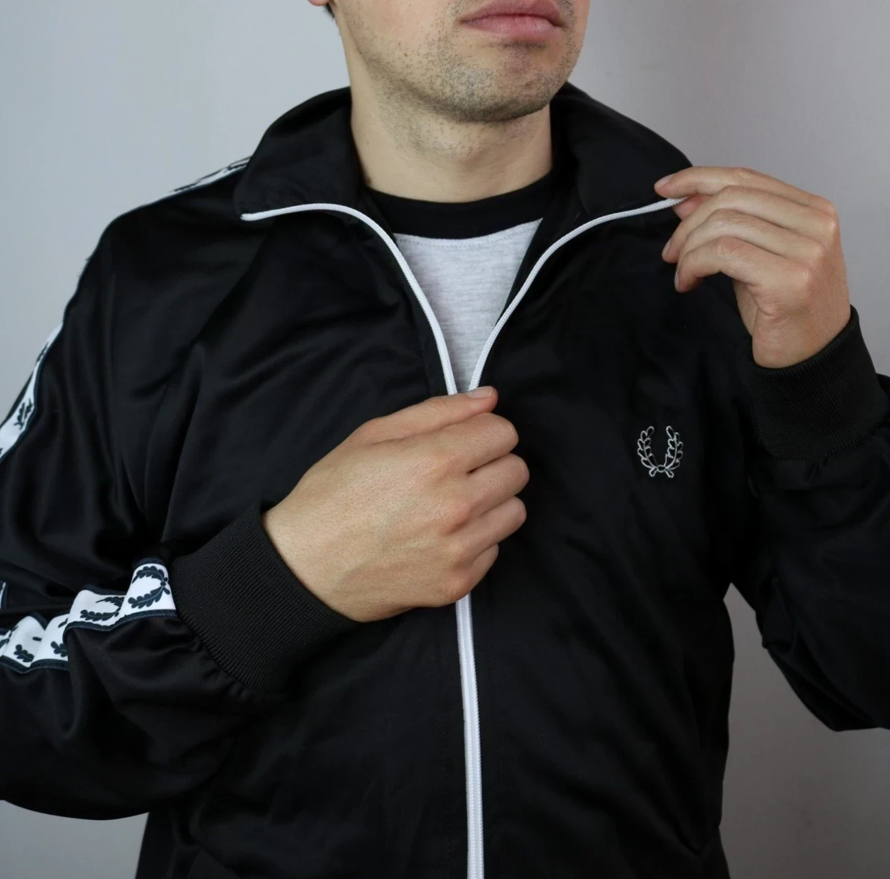Chaqueta deportiva negra  2
