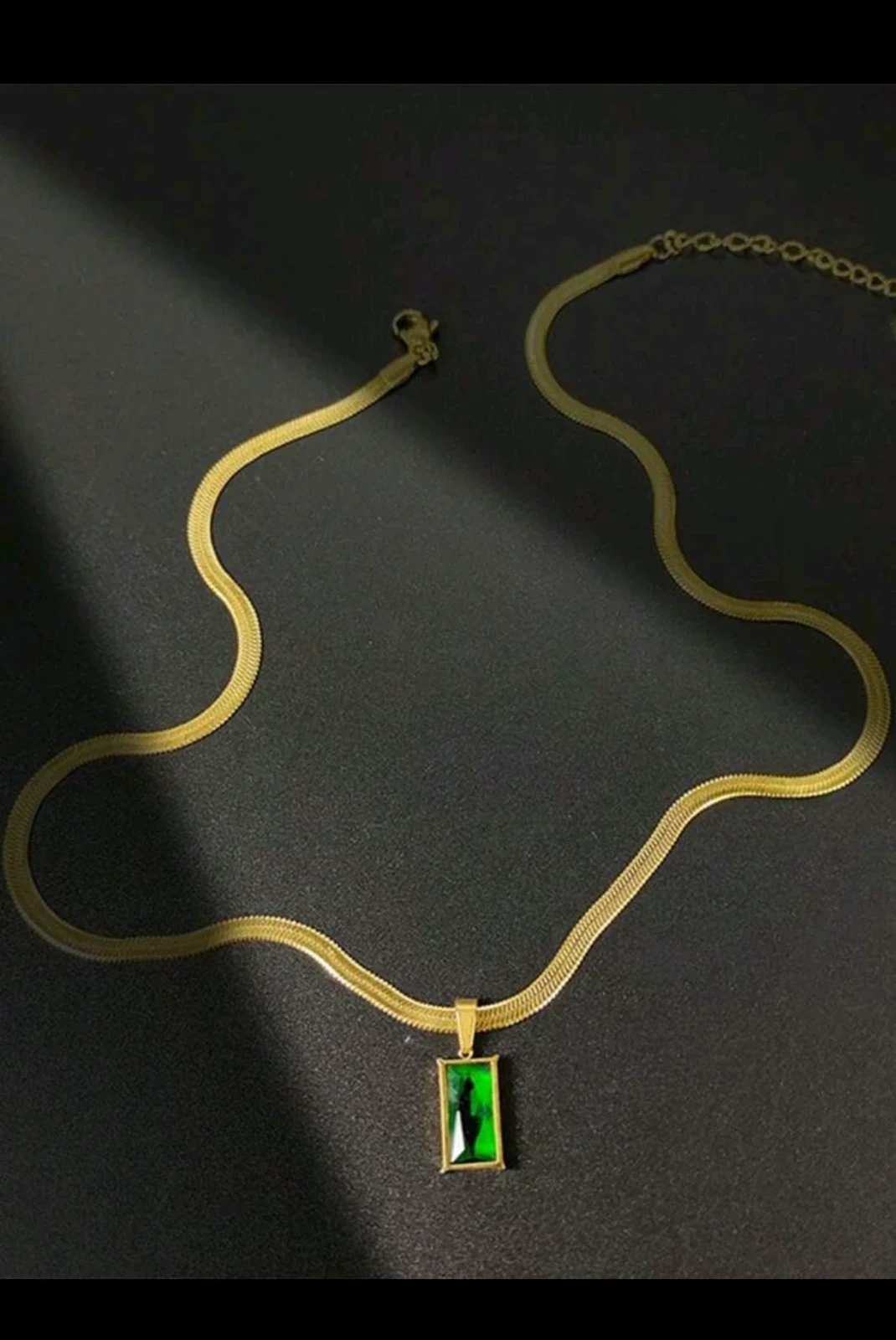 Set de Joyería Esmeralda Vintage - Cadena Plana y Zarcillos en Acero Inoxidable con Baño de Oro 18K 4