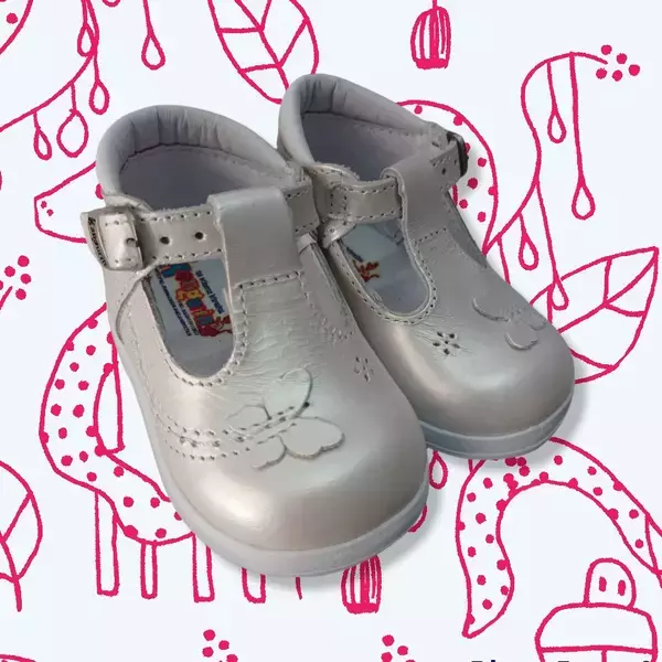 Zapato para niña color beige con mariposa. 