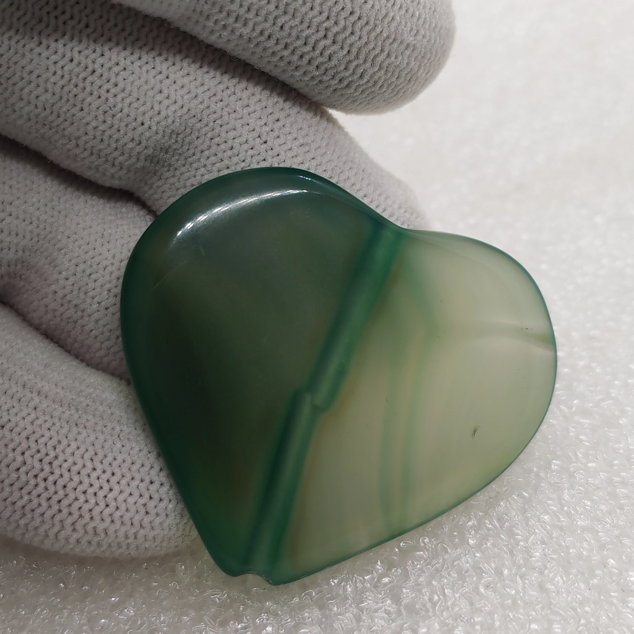 Corazón de fluorita verde natural perforado 4