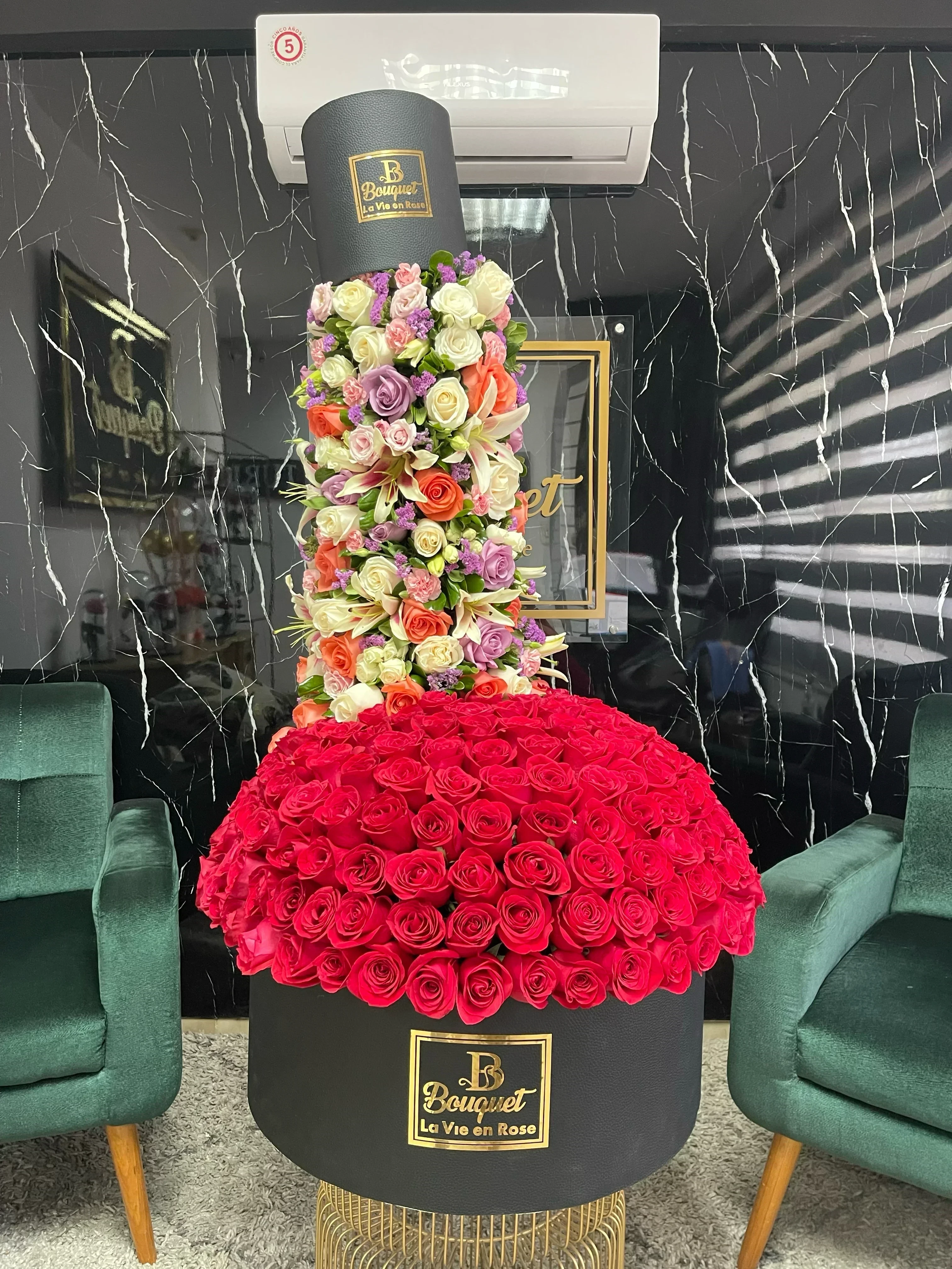 Maxi redodondo con rosas y cascada de flores 