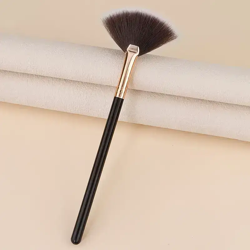 Brocha Abanico para Maquillaje. Marca: Naked