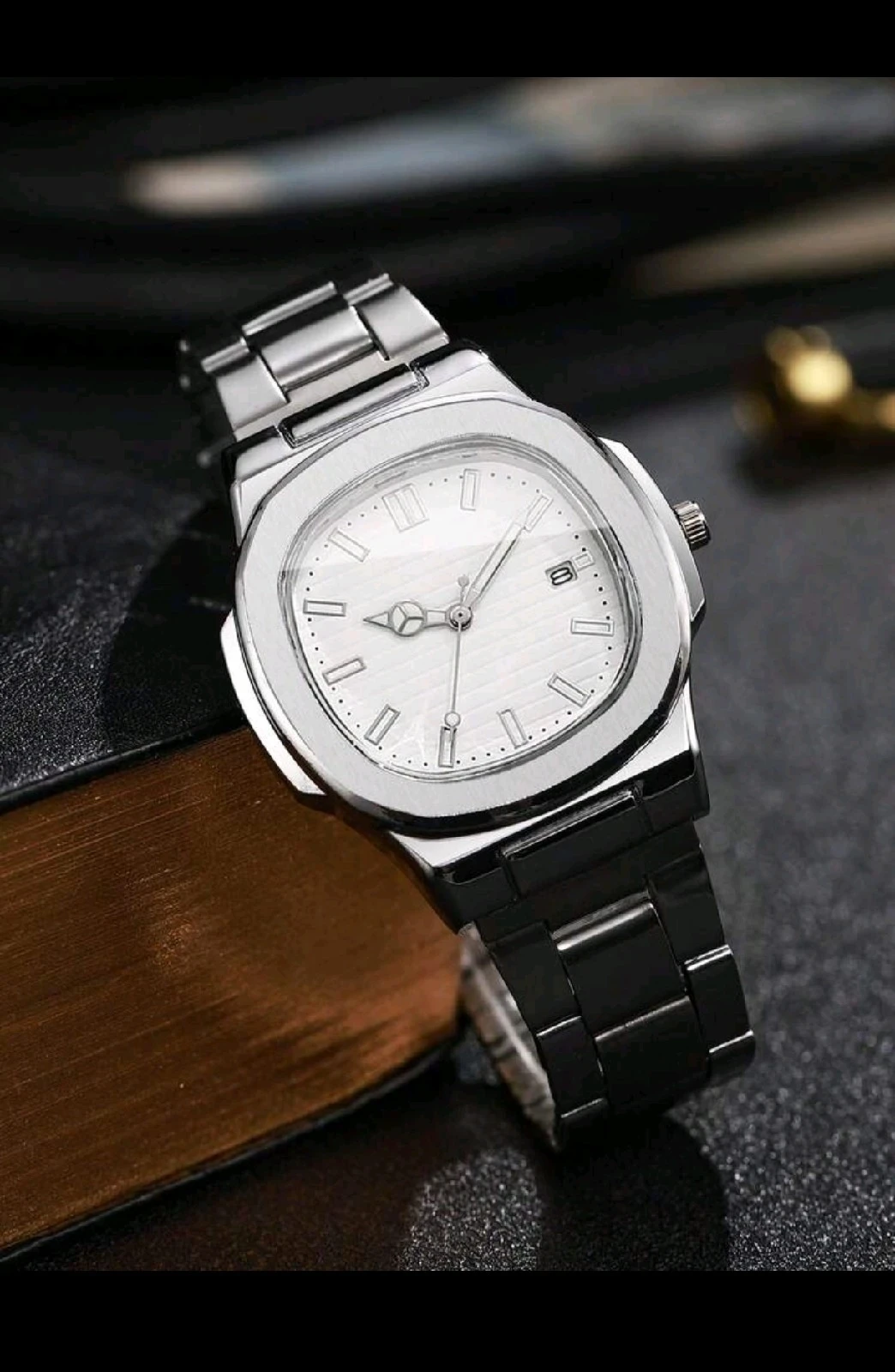 Reloj Análogo Ejecutivo con Bisel Octagonal y Fechador 7