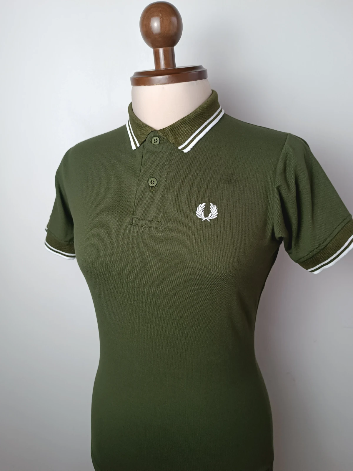 Camisa polo verde militar con líneas blancas talla s  2