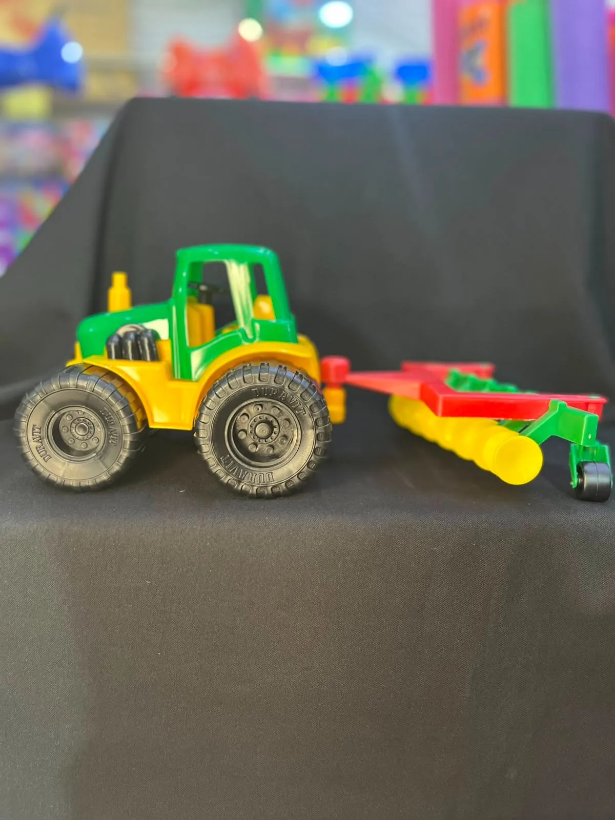 TRACTOR COM ARADO