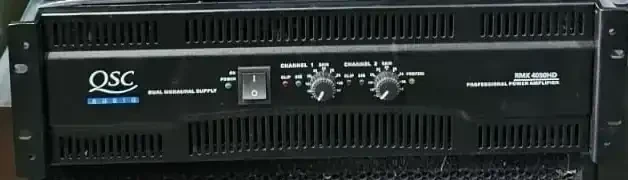 QSC RMX4050HD PODER  PEDIDOS: 69442828  Características: Potencia de salida de modo estéreo: 8 ohmios: 800 vatios, 4 ohmios: 1300 vatios, 2 ohmios: 1600 vatios Potencia de salida de mono en puente: 8 ohmios: 2600 vatios, 4 ohmios: 4000 vatios Rendimiento térmico mejorado que le proporciona alta potencia continua en aplicaciones estéreo de 2 ohmios o 4 ohmios en puente Fuente de poder de alta potencia, mono dual, para mayor rendimiento y confiabilidad Chasis para tres espacios de rack, con profundidad de sólo 16" Desempeño de calidad profesional - incorpora diseños QSC comprobados Transformadores toroidales de alta corriente para una mayor potencia de dos ohmios y bajo ruido Limitadores independientes de saturación, que pueden ser anulados por el usuario, reducen la distorsión Los filtros seleccionables de frecuencias bajas (30 Hz o 50 Hz) protegen los altavoces y aumentan el headroom (margen) Entradas balanceadas TRS de 1/4" (6,3 mm), XLR y de conectores en banda Salidas con bornes y Neutrik Speakon Controles de ganancia en el panel frontal para un fácil acceso LED indicadores de saturación y de señal para monitorizar el funcionamiento Respuesta de frecuencia: 20Hz a 20kHz, 8 ohmios, filtro de frecuencias bajas con bypass, +0/-1dB 5Hz a 50kHz, 8 ohmios, filtro de frecuencias bajas con bypass, +0/-3dB Factor de atenuación: mayor a 250 en 8 ohmios Ruido (sin medir): 100dB debajo de la salida probada (carga de 20Hz a 20kHz, 8 ohmios) Sensibilidad de entrada: 1,25 voltios RMS para 800 vatios en 8 ohmios Refrigeración: ventilador de velocidad continuamente variable, flujo de aire de atrás hacia adelante