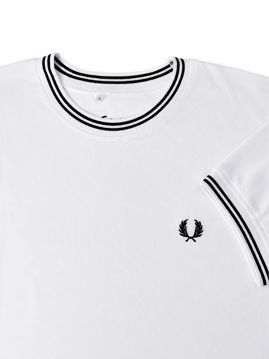 Camiseta blanca con cuello rayas L