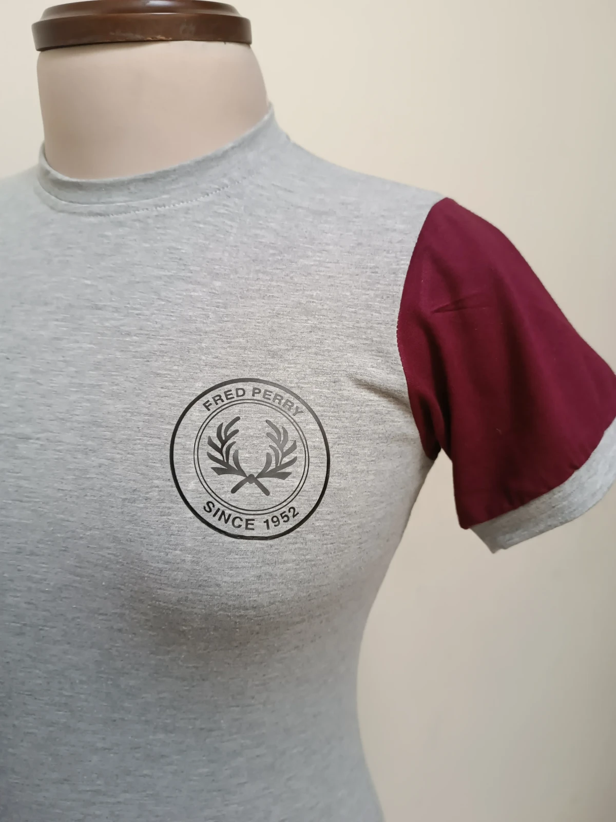 Camiseta gris con mangas vino tinto