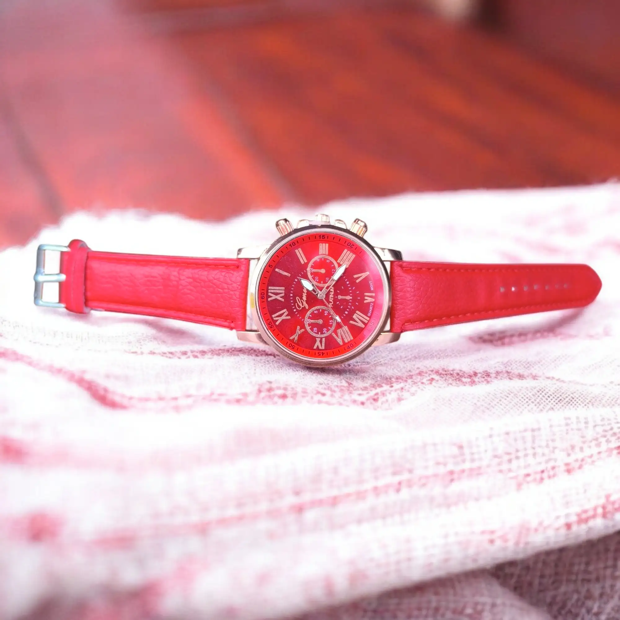 Reloj redondo rojo 4