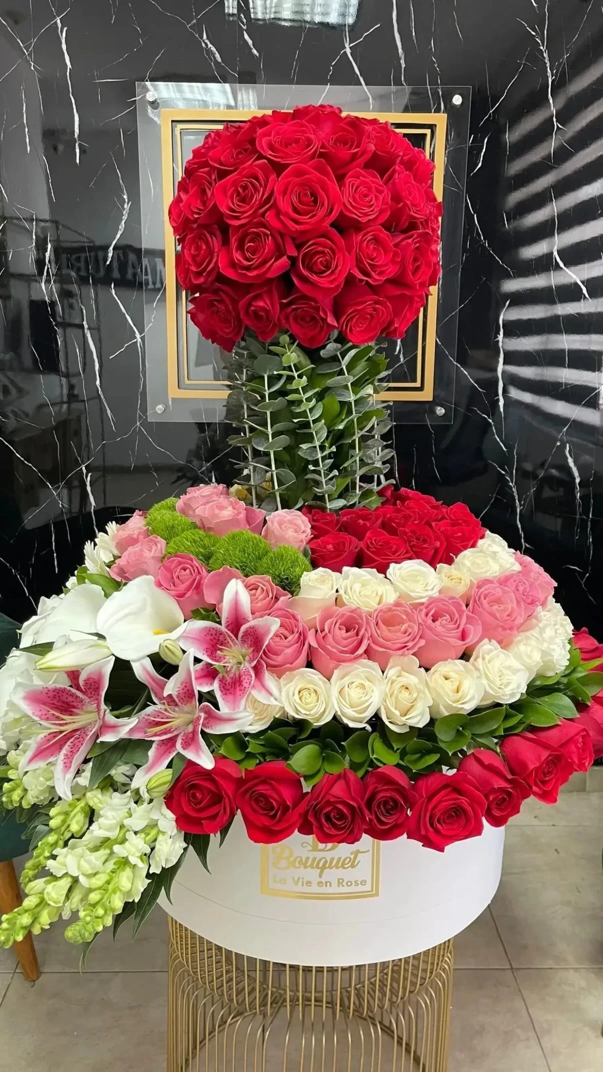Redondo surtido con bola de rosas 