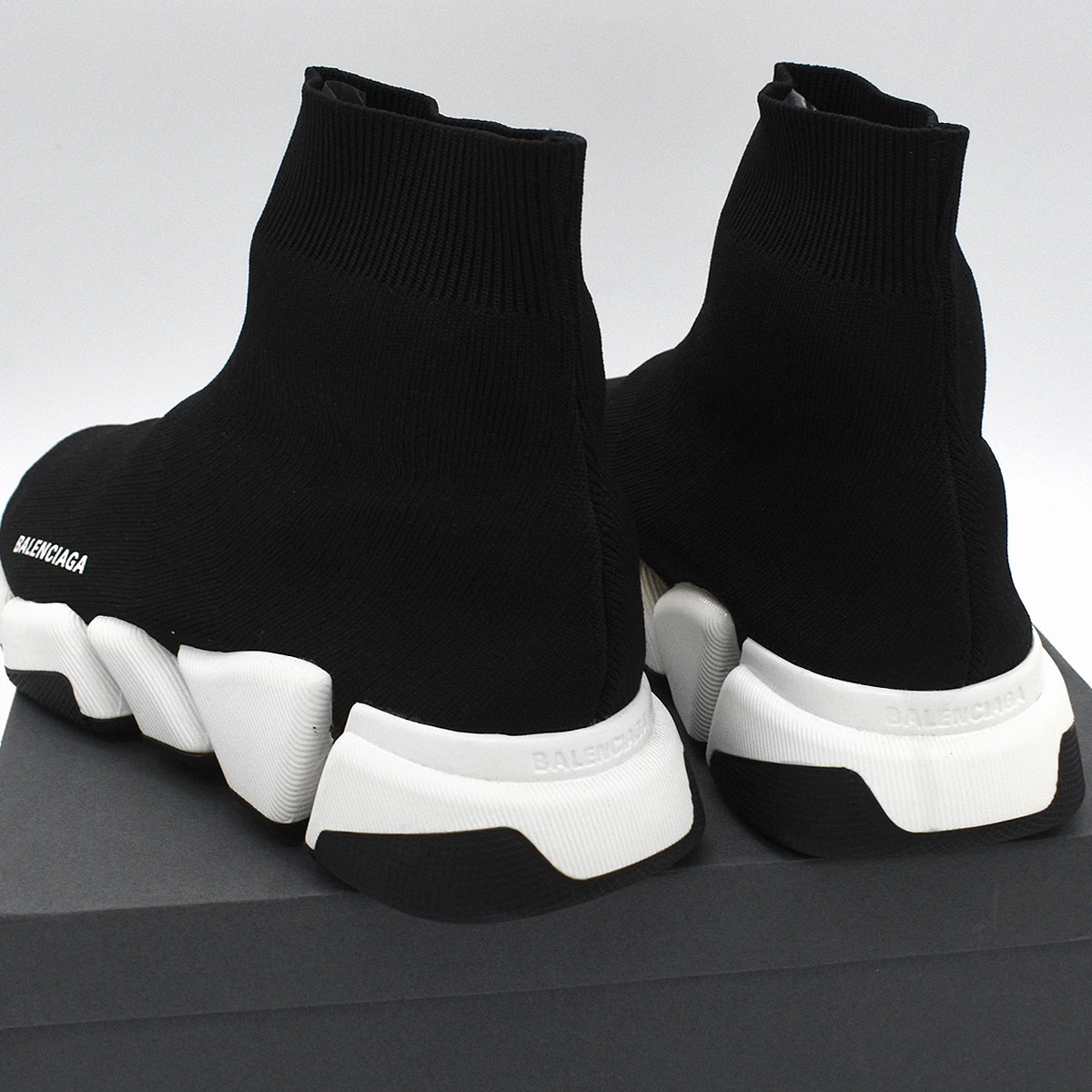 Balenciaga Speed 2.0 en blanco y negro 2