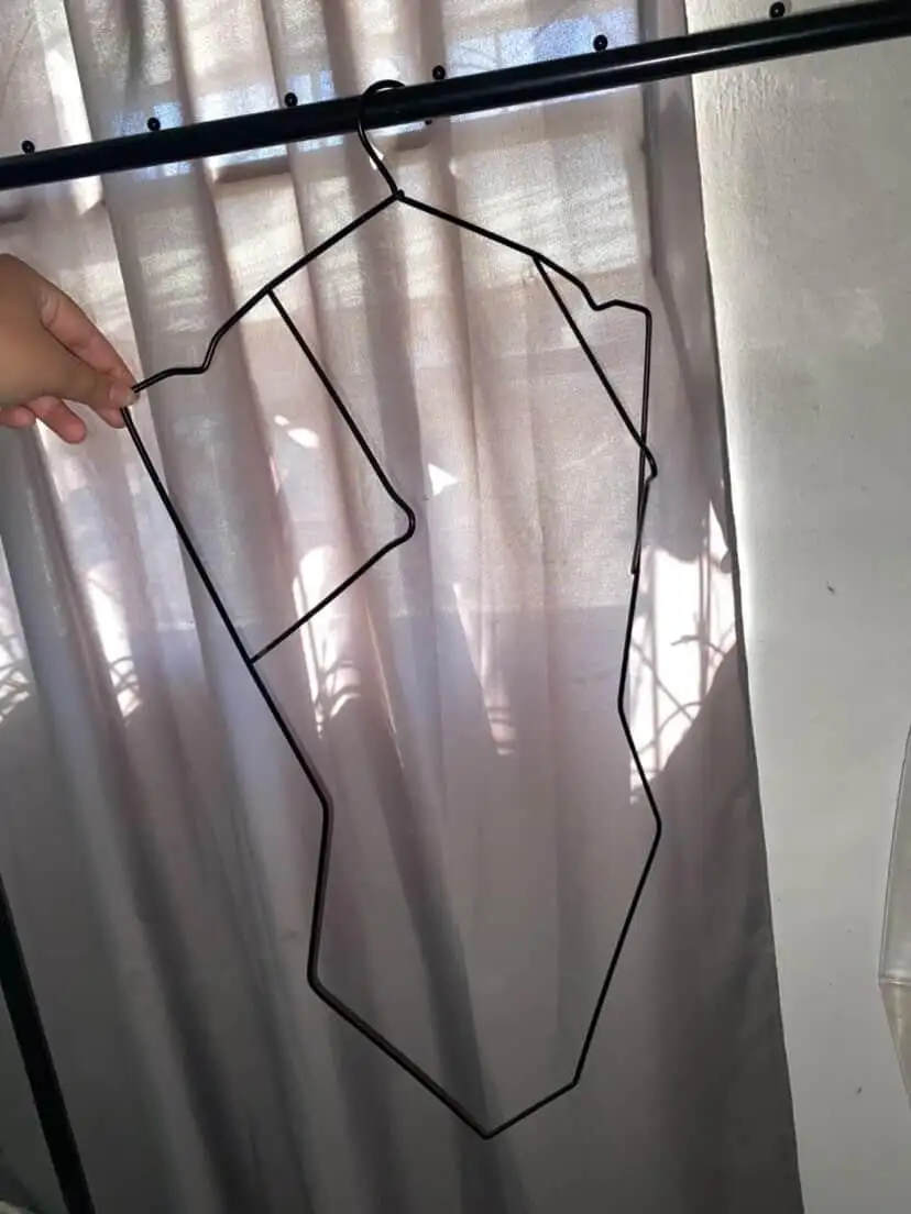 Percha exhibidora silueta de mujer alambre  Medida: 77 x 40cm  Estado: Nuevo sin uso 