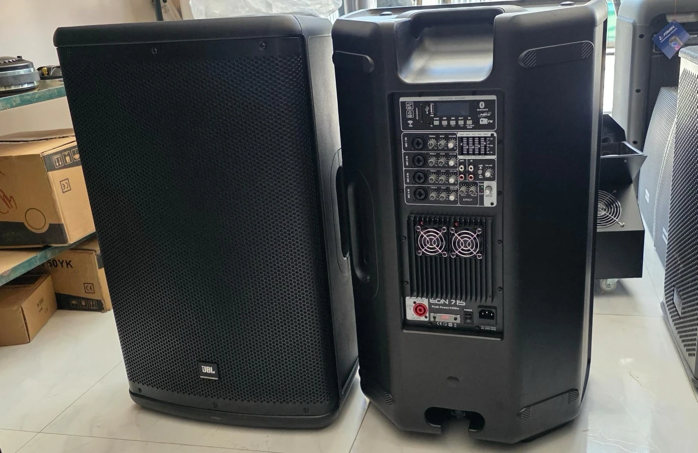 💥 PAR JBL EON 715 PARLANTES ACTIVO MAS PARLANTE PASIVO 4000w 💥 💥💥💥💥💥💥💥💥💥💥💥💥💥💥💥💥💥💥 PRECIO 4750BS PEDIDOS:  💥💥💥💥💥💥💥💥💥💥💥💥💥💥💥💥💥💥  PARLANTES DE 15 PULGADAS ACTIVO MAS PASIVO  Coneccion:  USB - BLUETOOTH - SD - FM  CUENTA CON 4 ENTRADAS A INTRUMENTOS Y MICROFONOS  ENTRADA PLUG Y CANON  ✔️ENTRADA Y SALIDA EN RCA  ✔️ SALIDA PARA PARLANTES PASIVOS   ✔️ECUALIZADOR DE BAJOS MEDIOS Y AGUDOS DE 5 BANDAS  ✔️DISIPADOR (ENFRIADOR CON 2 VENTILADORES)  ✔️✔️INCLUYE 1 MICROFONO INALAMBRICO 🎙️  ✔️✔️ INCLUYE CABLE DE CONECCION DE PARLANTE A PARLANTE   SE REALIZAN ENTREGAS A DOMICILIO.. Envíos a toda Bolivia  💥💥💥💥💥💥💥💥💥💥💥💥💥💥