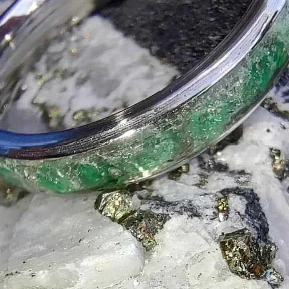 Anillo Relleno de Chispas de Esmeraldas  3