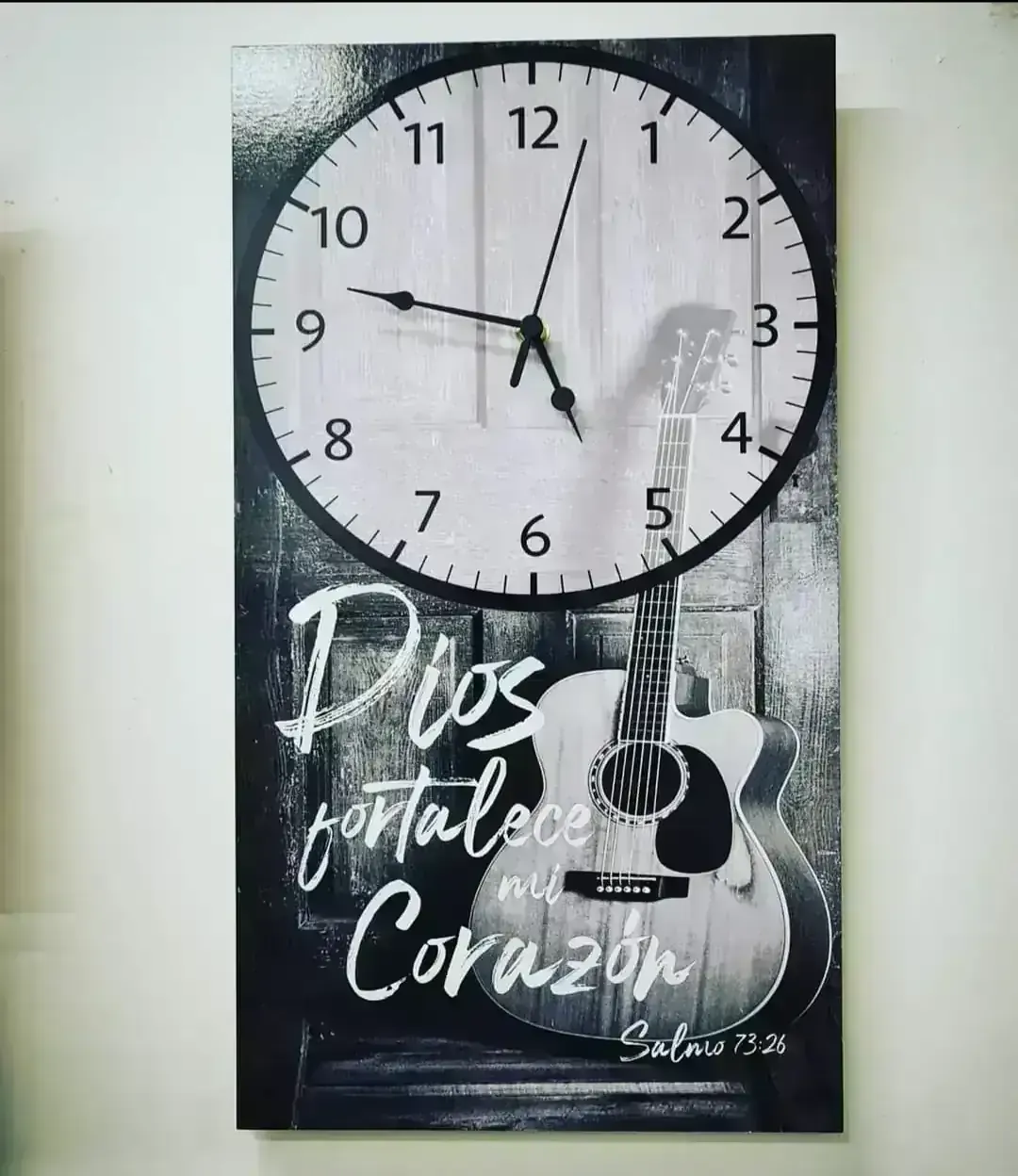 Reloj rectangular grande de pared. R1007