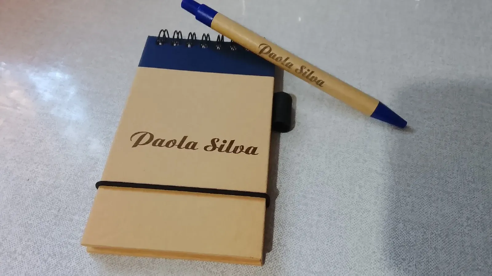 libreta con lapicera