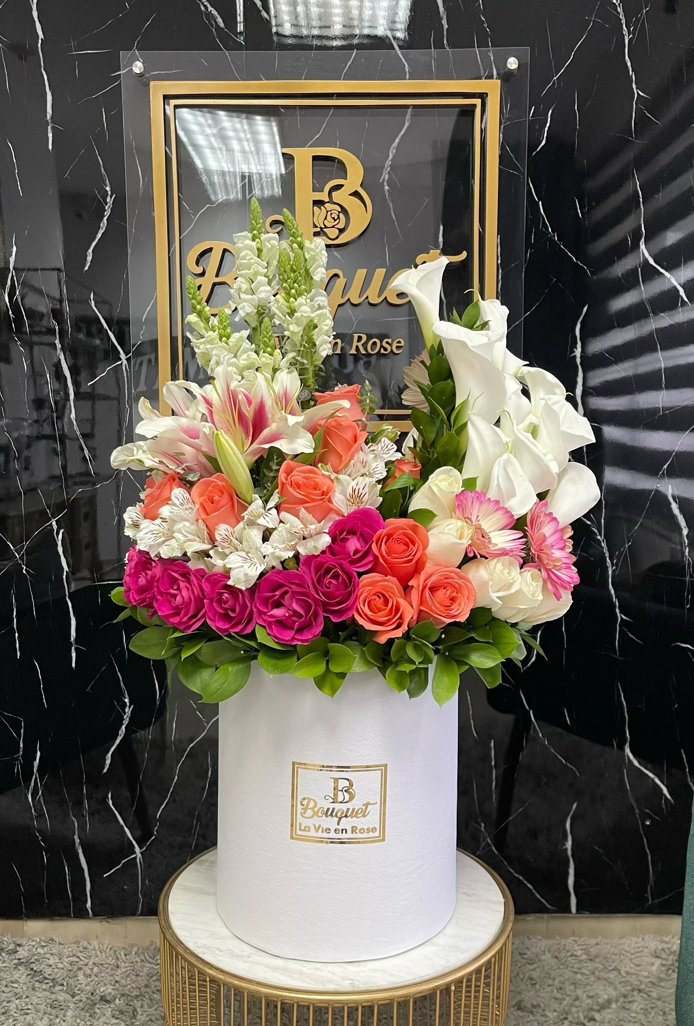 Caja blanca alta con jardin de flores  2