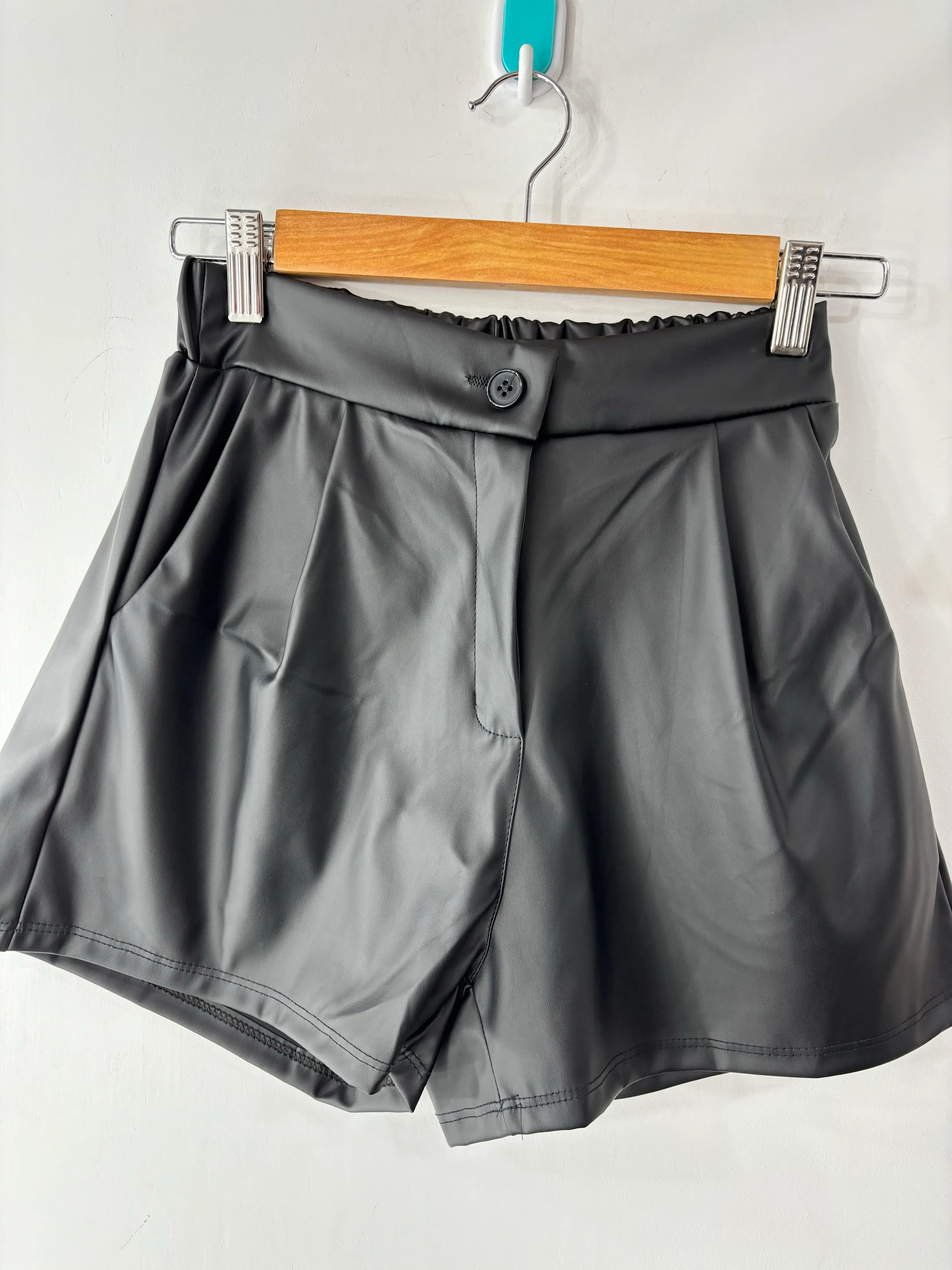 Short eco cuero